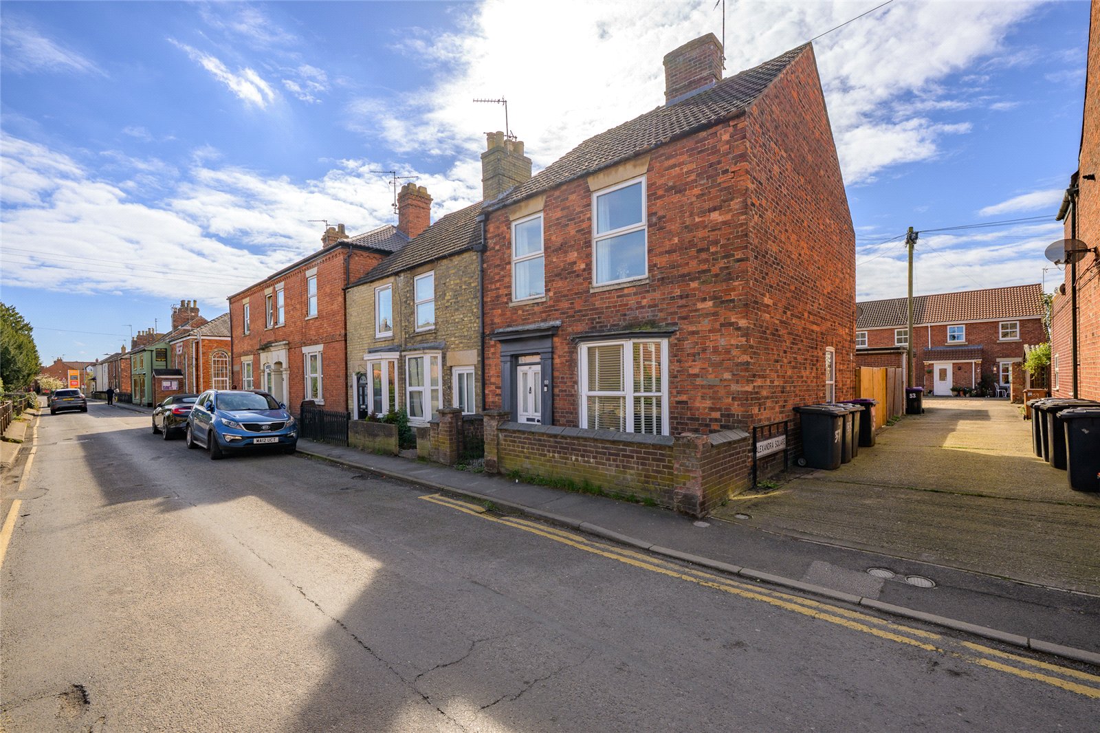 3 bedroom Semi-detached house Under Offer
