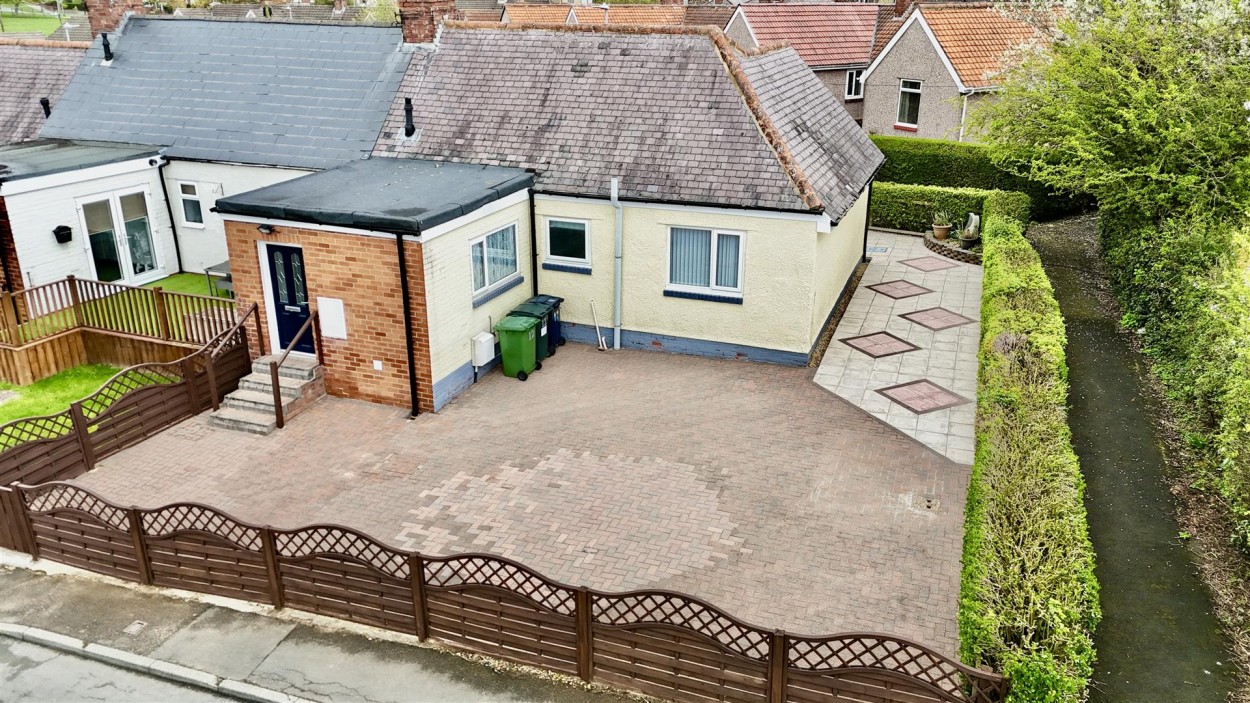 2 bedroom Semi-detached house Under Offer
