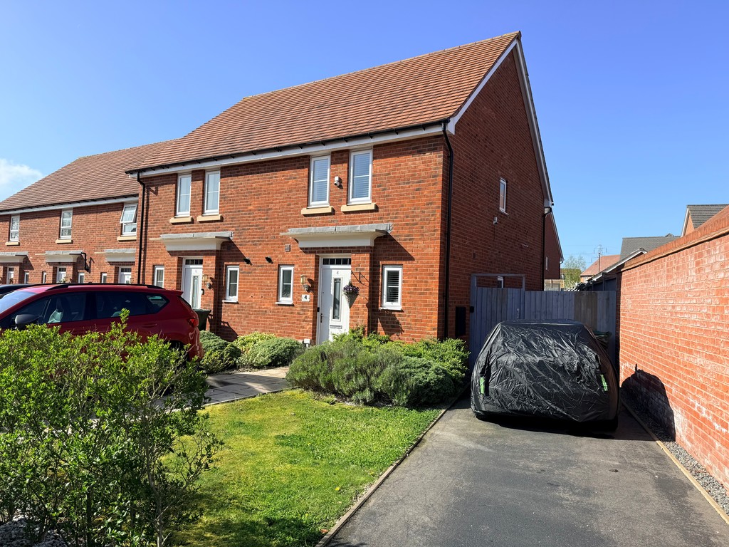 3 bedroom Semi-detached house For Sale