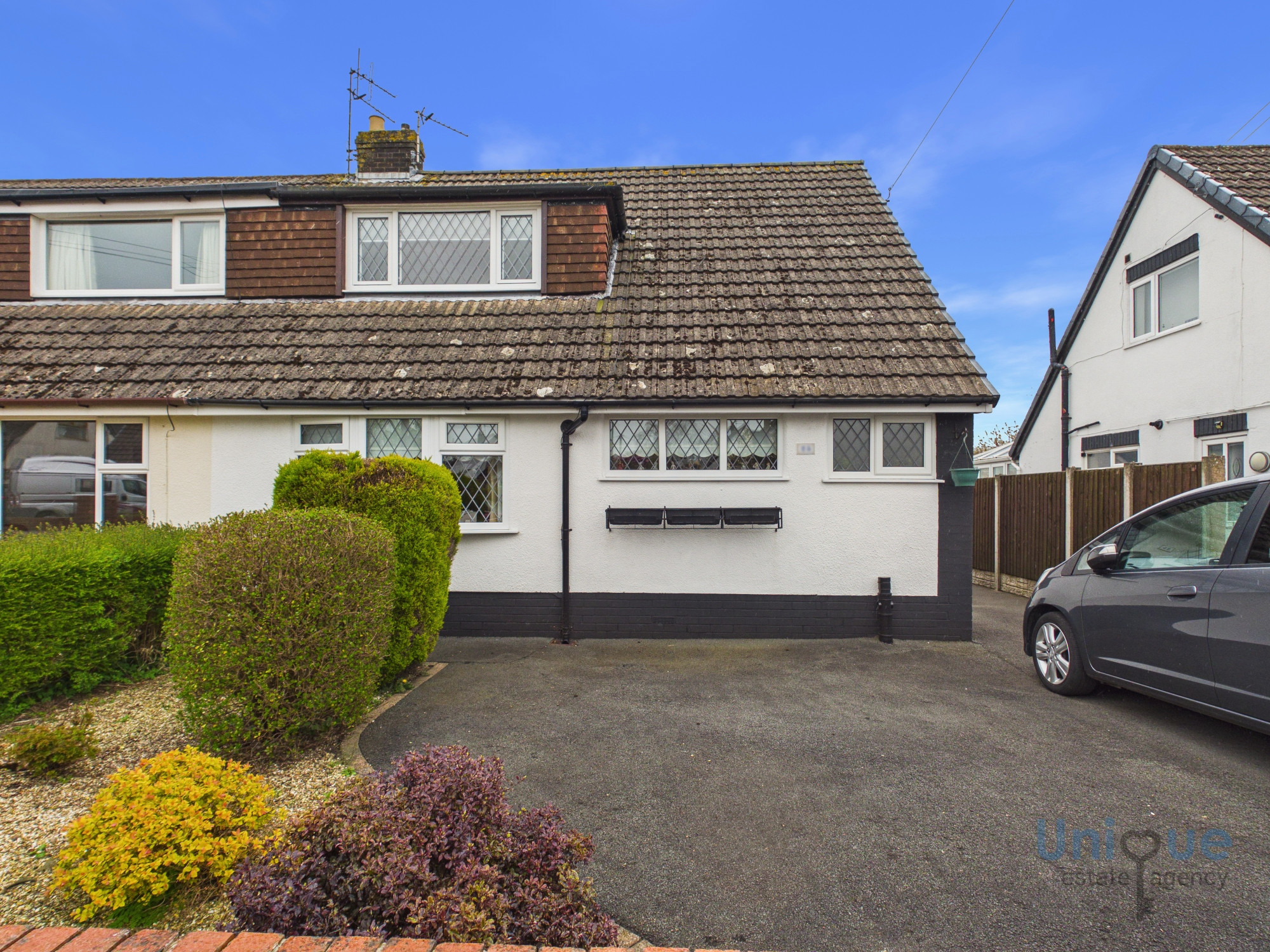 3 bedroom Semi-detached house Under Offer