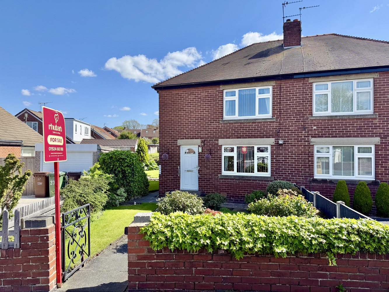2 bedroom Semi-detached house Under Offer