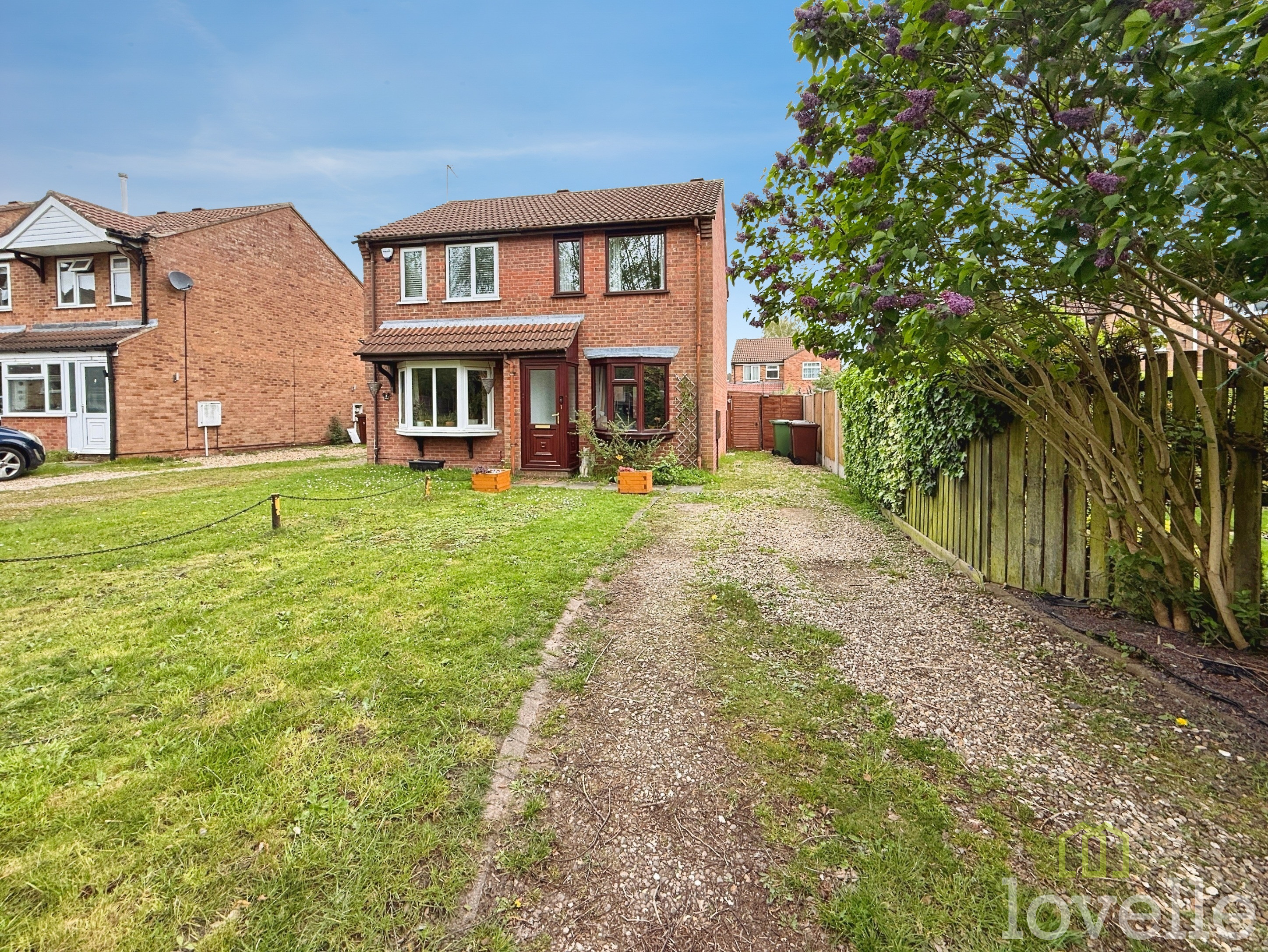 2 bedroom Semi-detached house Under Offer