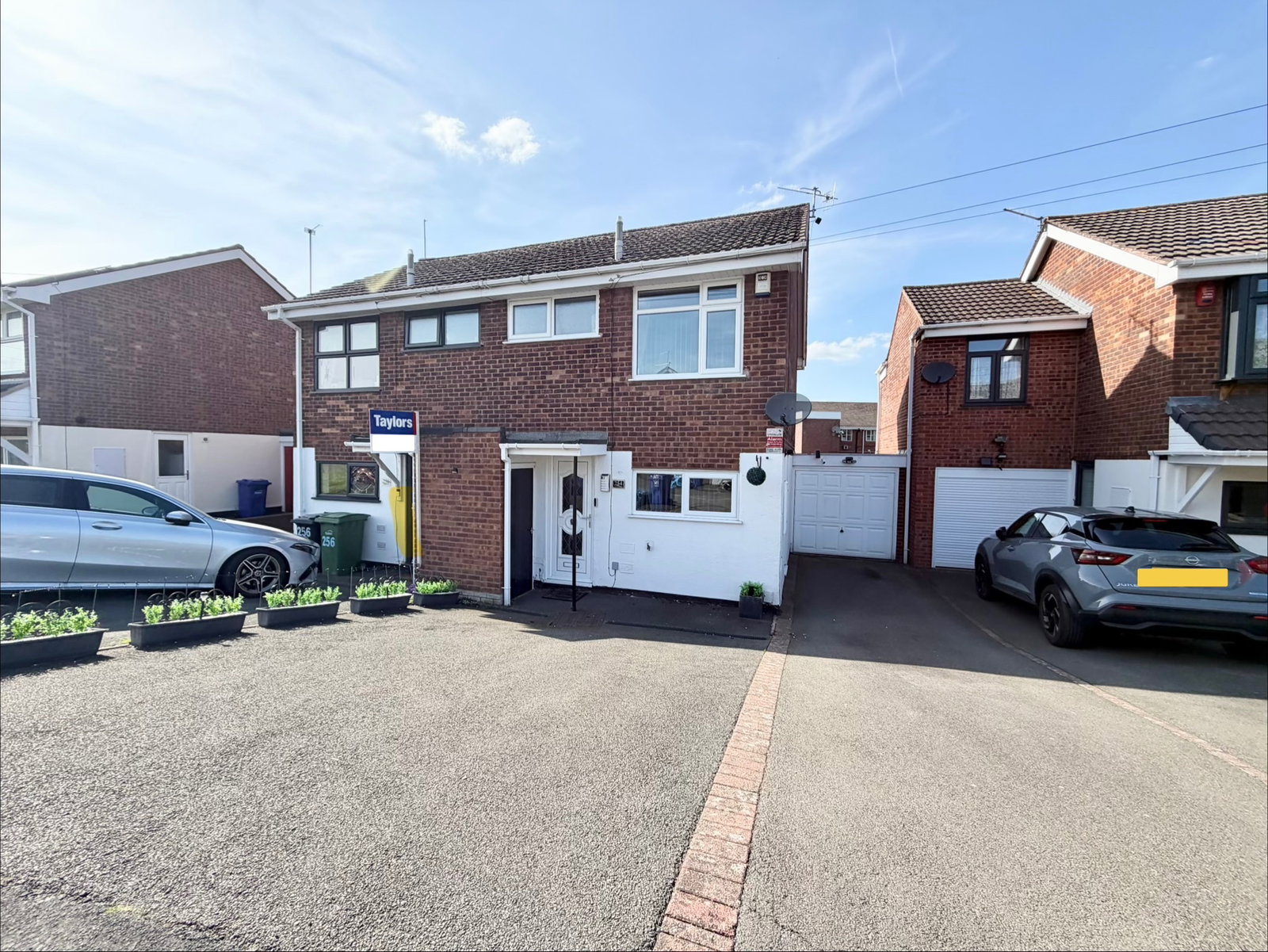 2 bedroom Semi-detached house Under Offer
