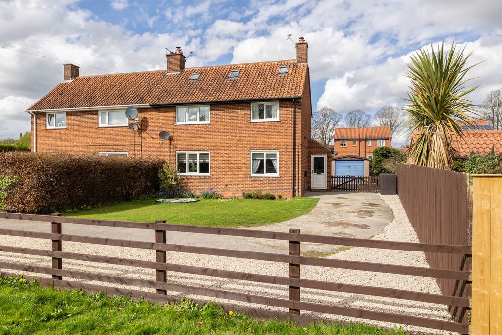 4 bedroom Semi-detached house Under Offer