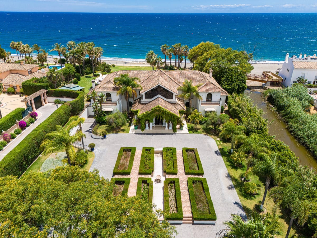 9 bedroom Villa For Sale