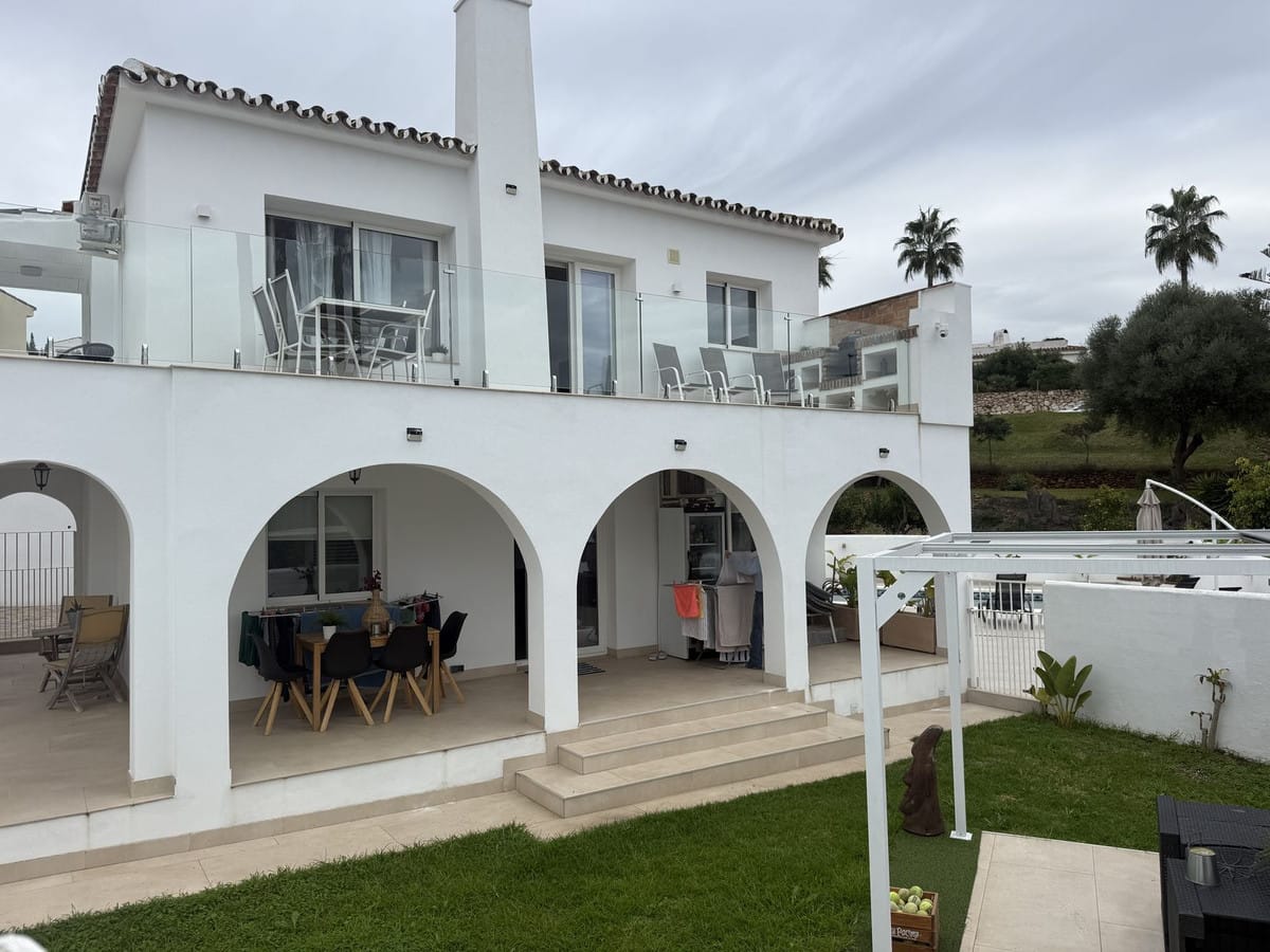 5 bedroom Villa For Sale