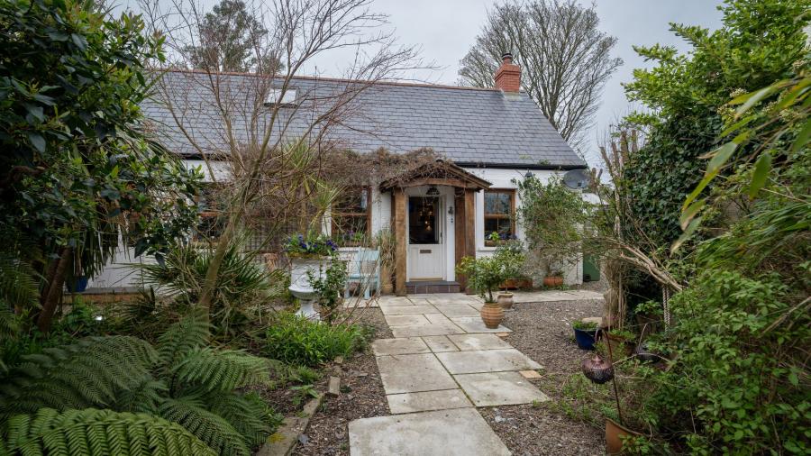 4 bedroom Cottage For Sale