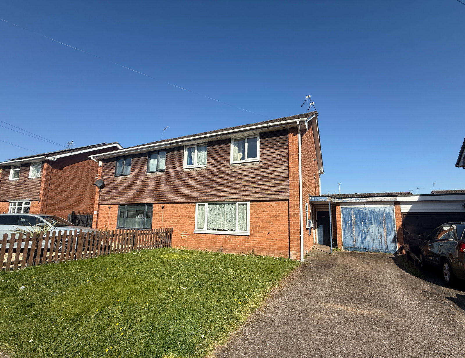 3 bedroom Semi-detached house Under Offer