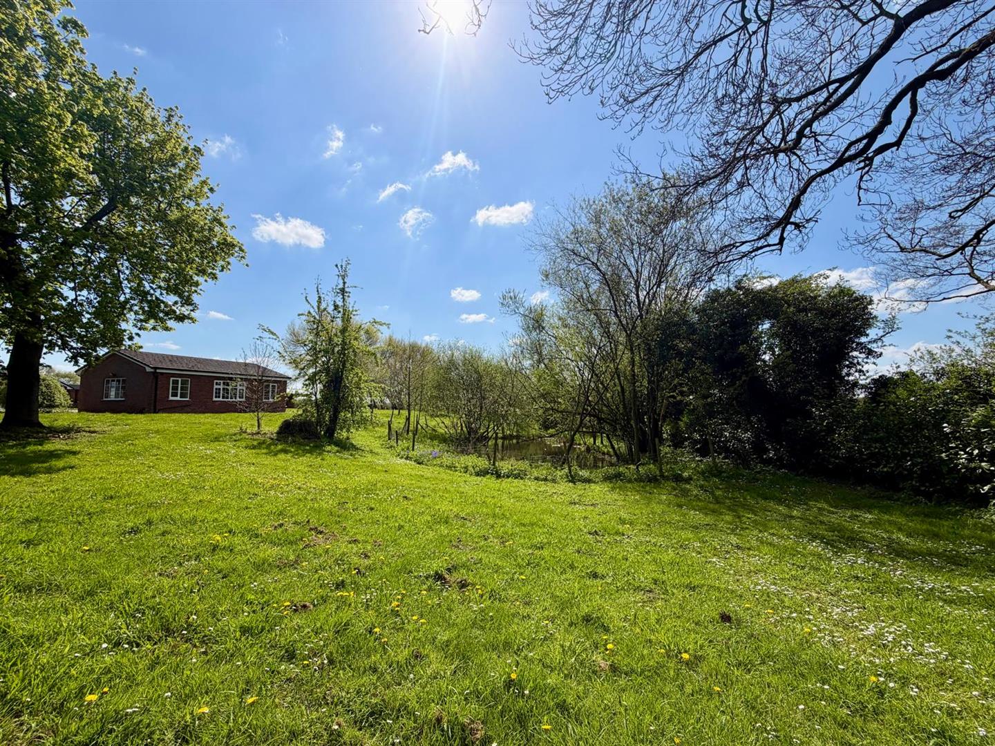 2 bedroom Detached bungalow For Sale