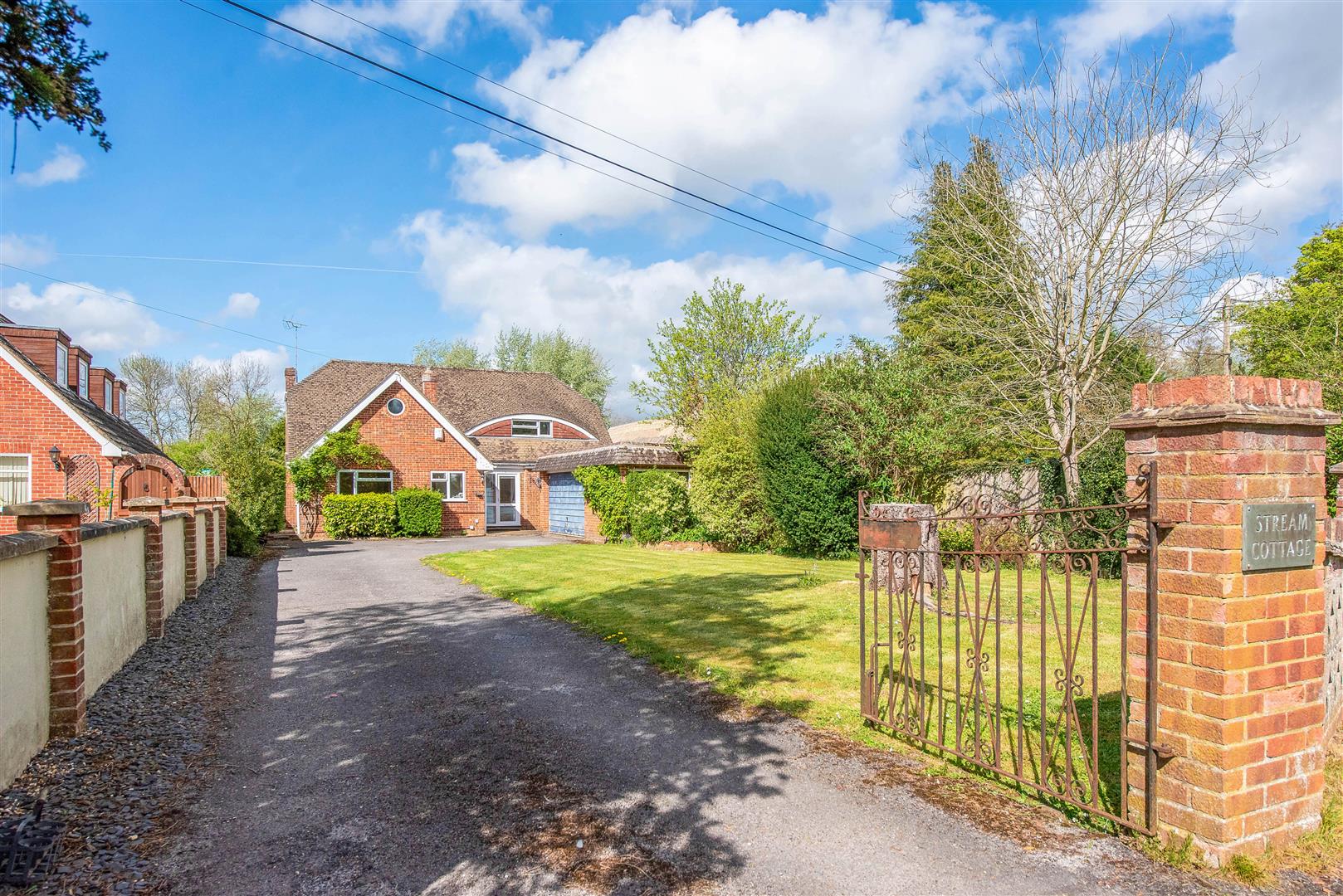 4 bedroom Detached house Under Offer
