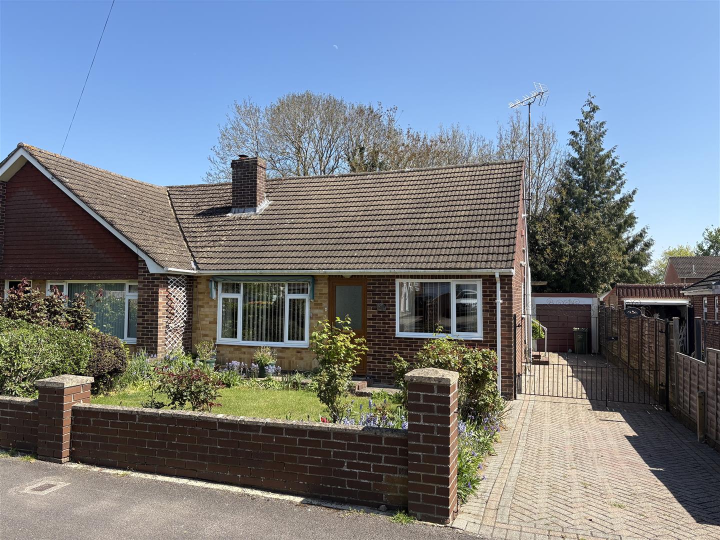2 bedroom Detached bungalow Under Offer