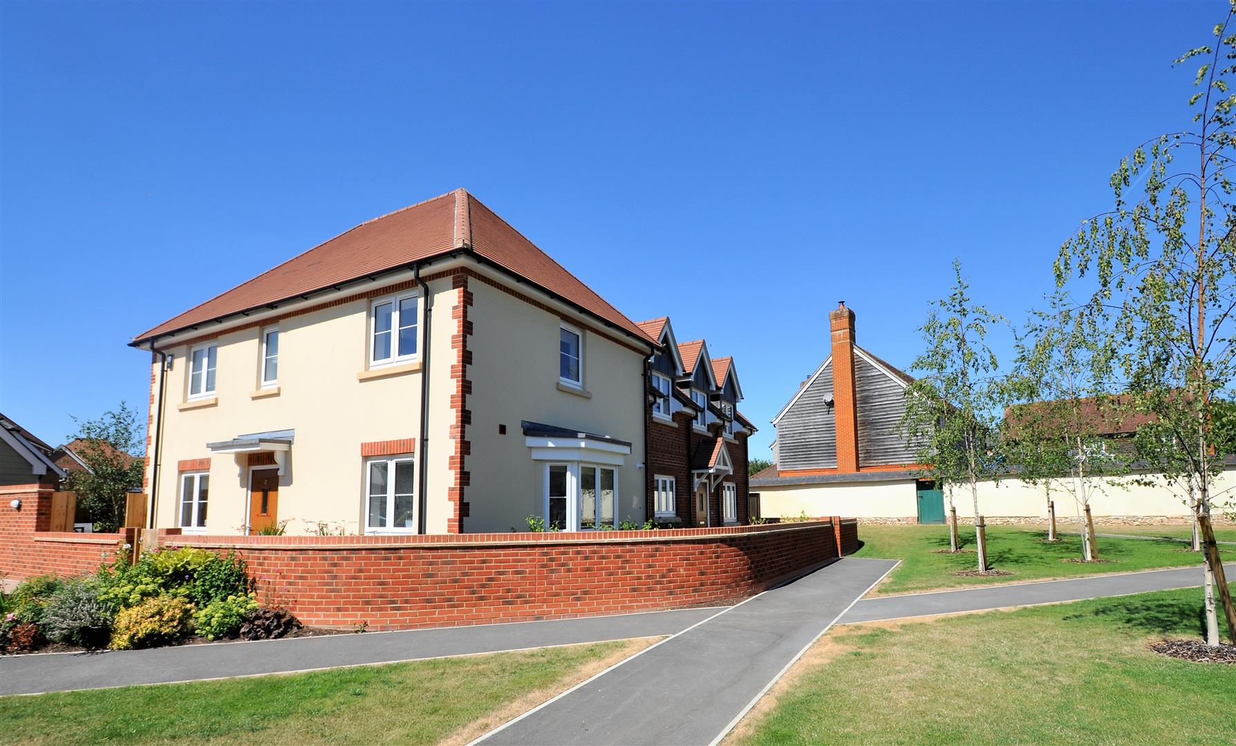 3 bedroom Semi-detached house Under Offer