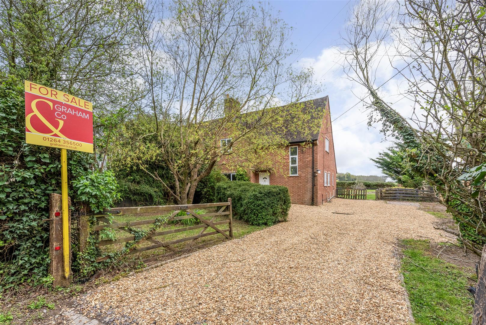 3 bedroom Semi-detached house Under Offer