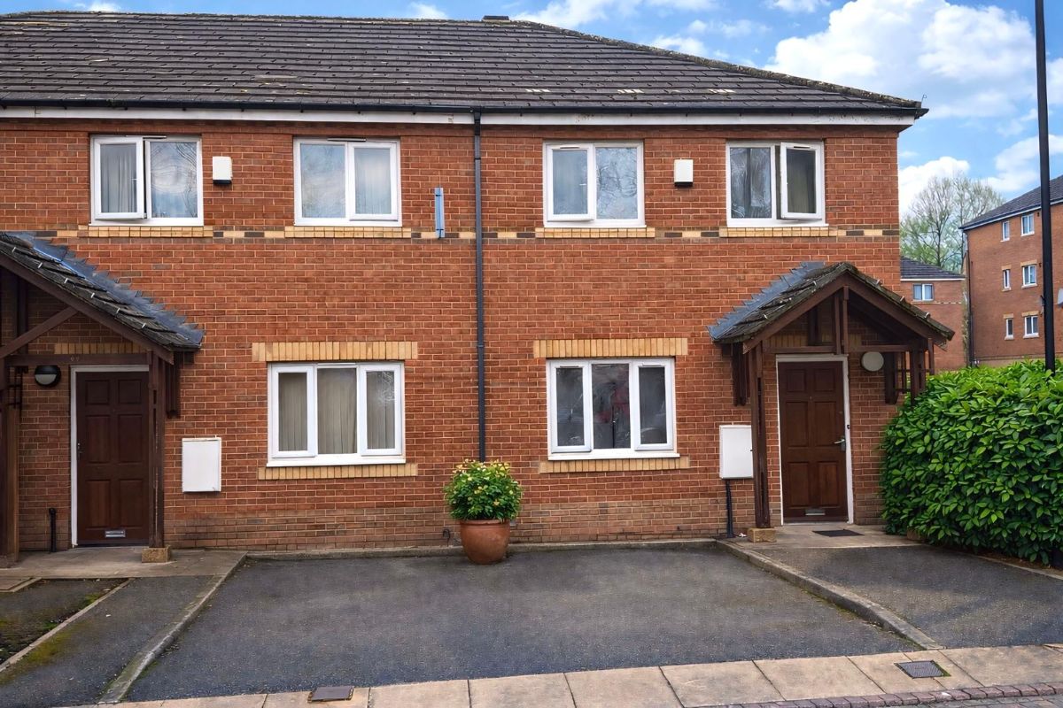 4 bedroom Terraced House To Let