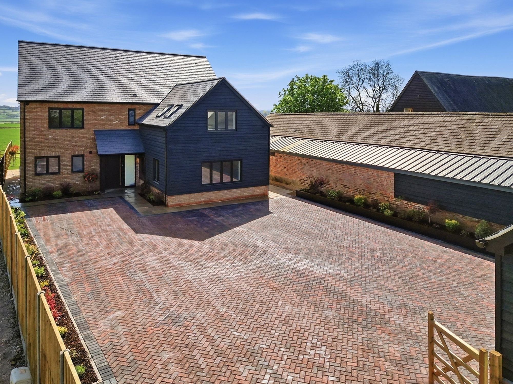 5 bedroom Detached house Under Offer