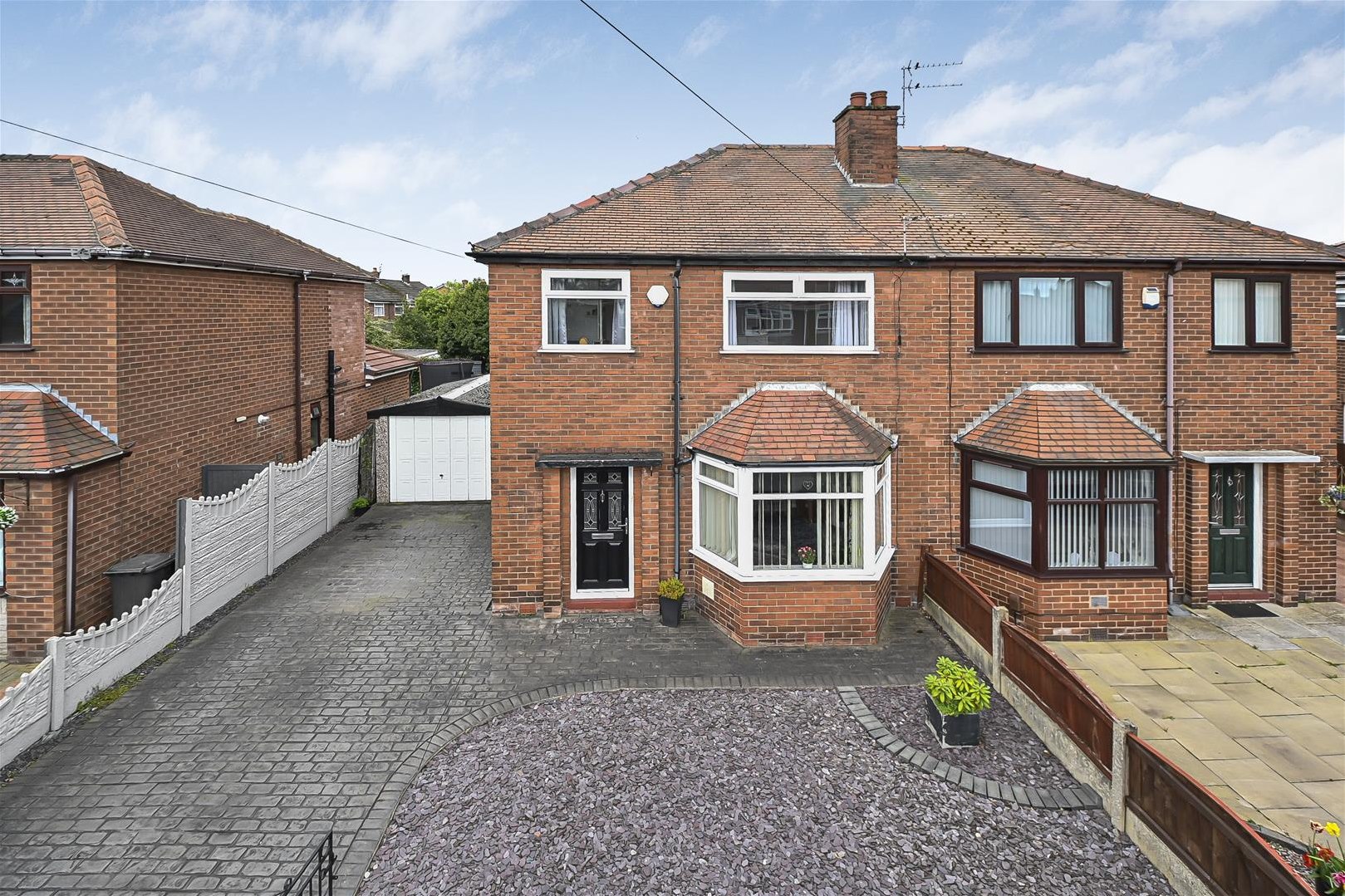 3 bedroom Semi-detached house Under Offer