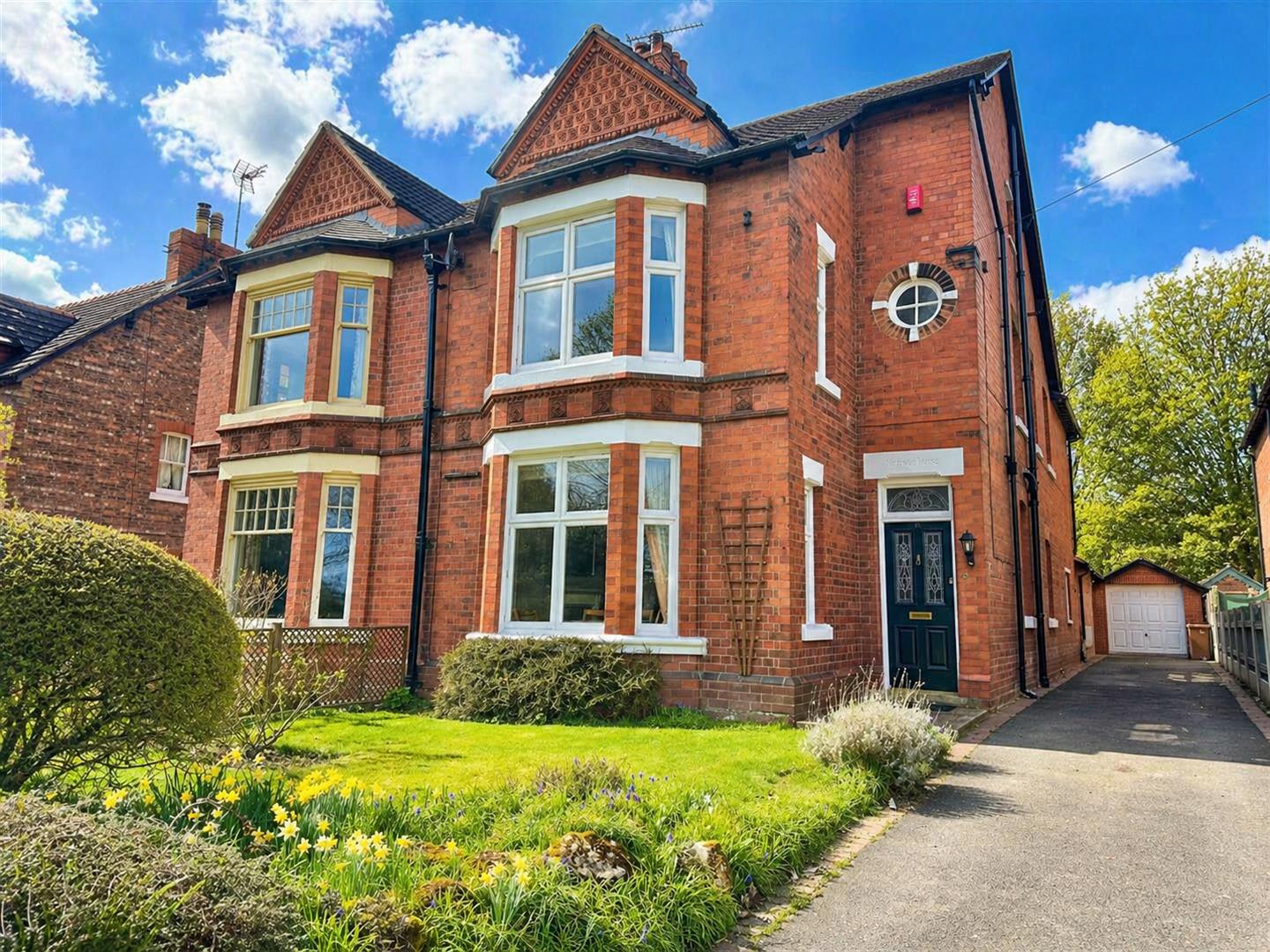 3 bedroom Semi-detached house Under Offer