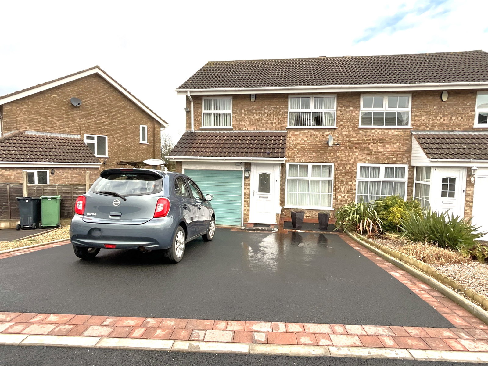 3 bedroom Semi-detached house Under Offer