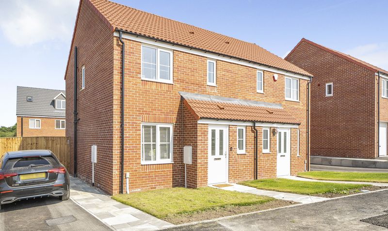 3 bedroom Semi-detached house Under Offer