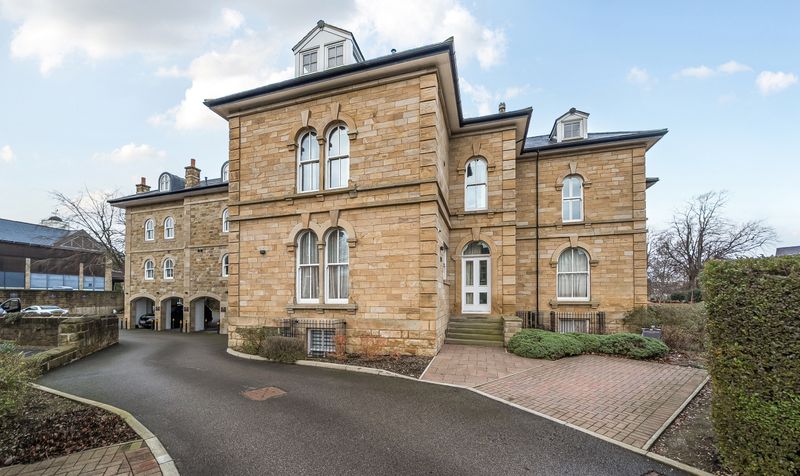 3 bedroom Flat For Sale