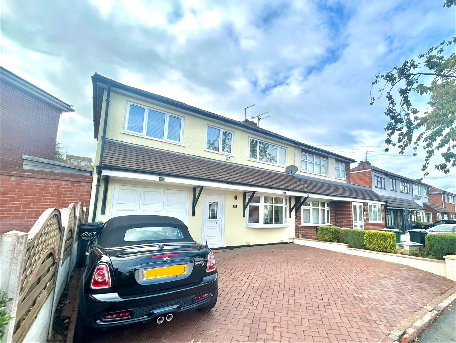 5 bedroom Semi-detached house Under Offer
