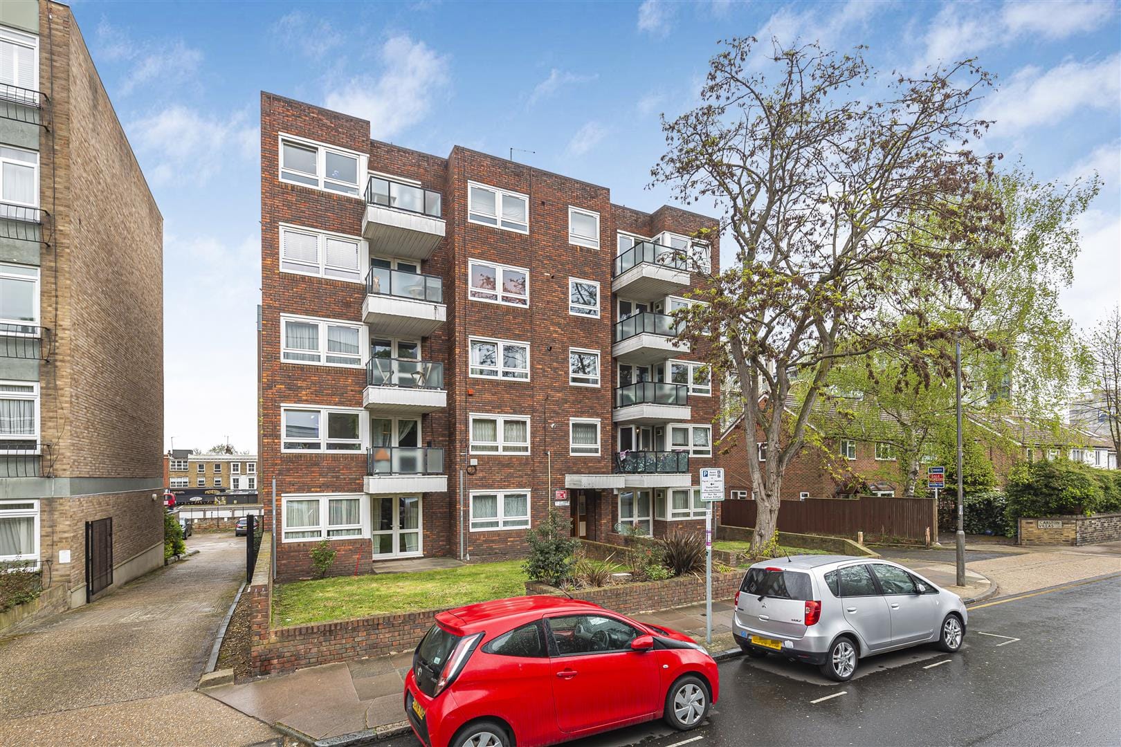 2 bedroom Flat For Sale