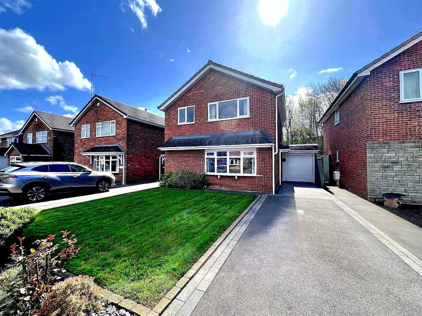4 bedroom Link detached house Under Offer