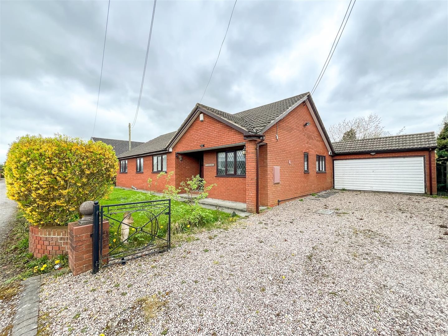 4 bedroom Detached bungalow Under Offer