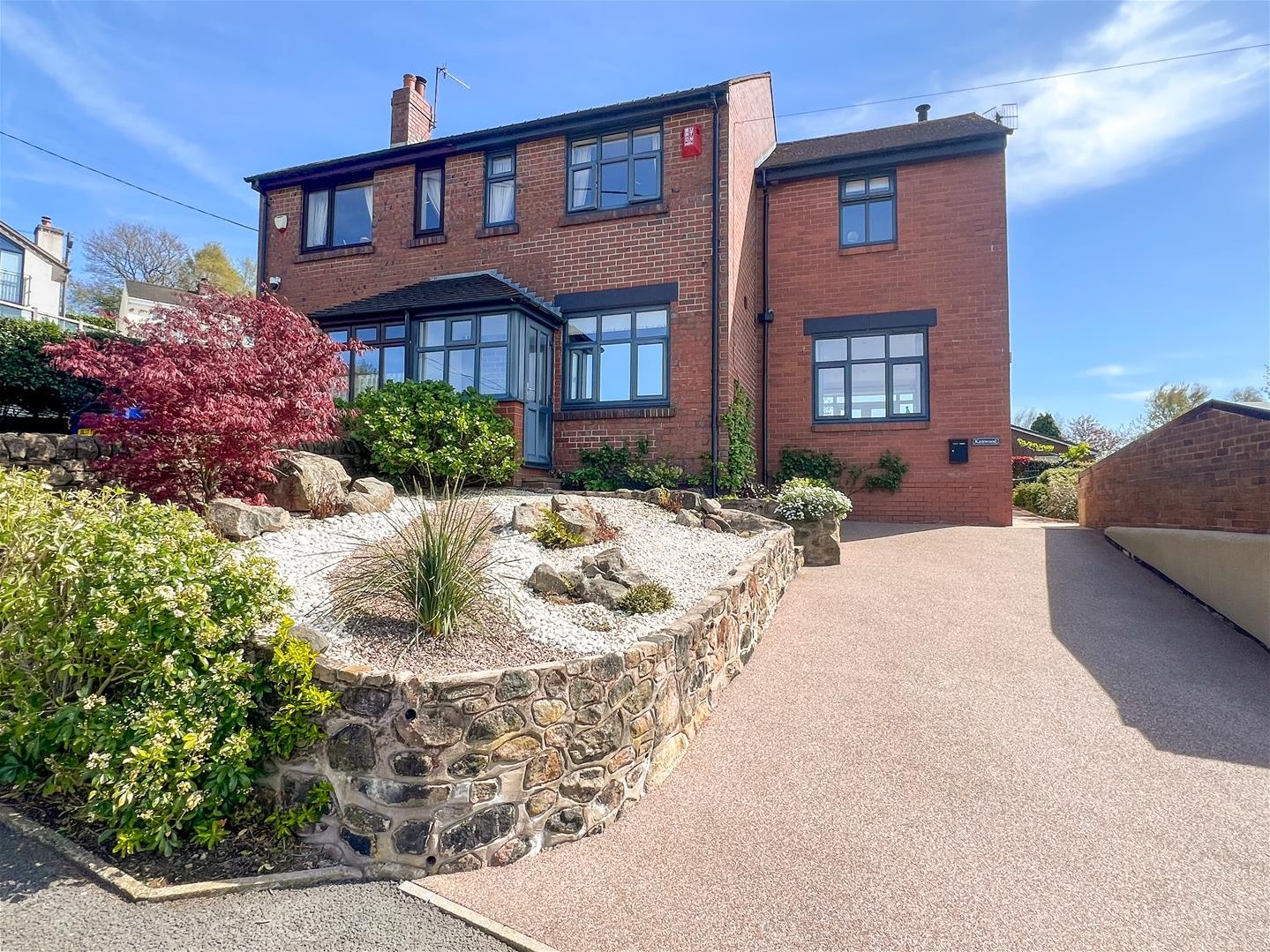 3 bedroom Semi-detached house Under Offer