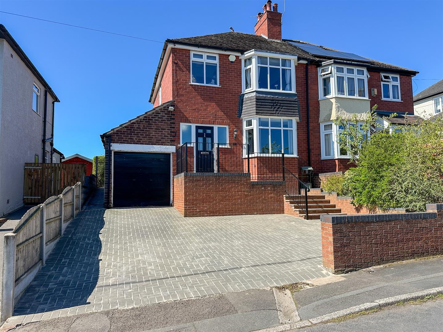 3 bedroom Semi-detached house Under Offer