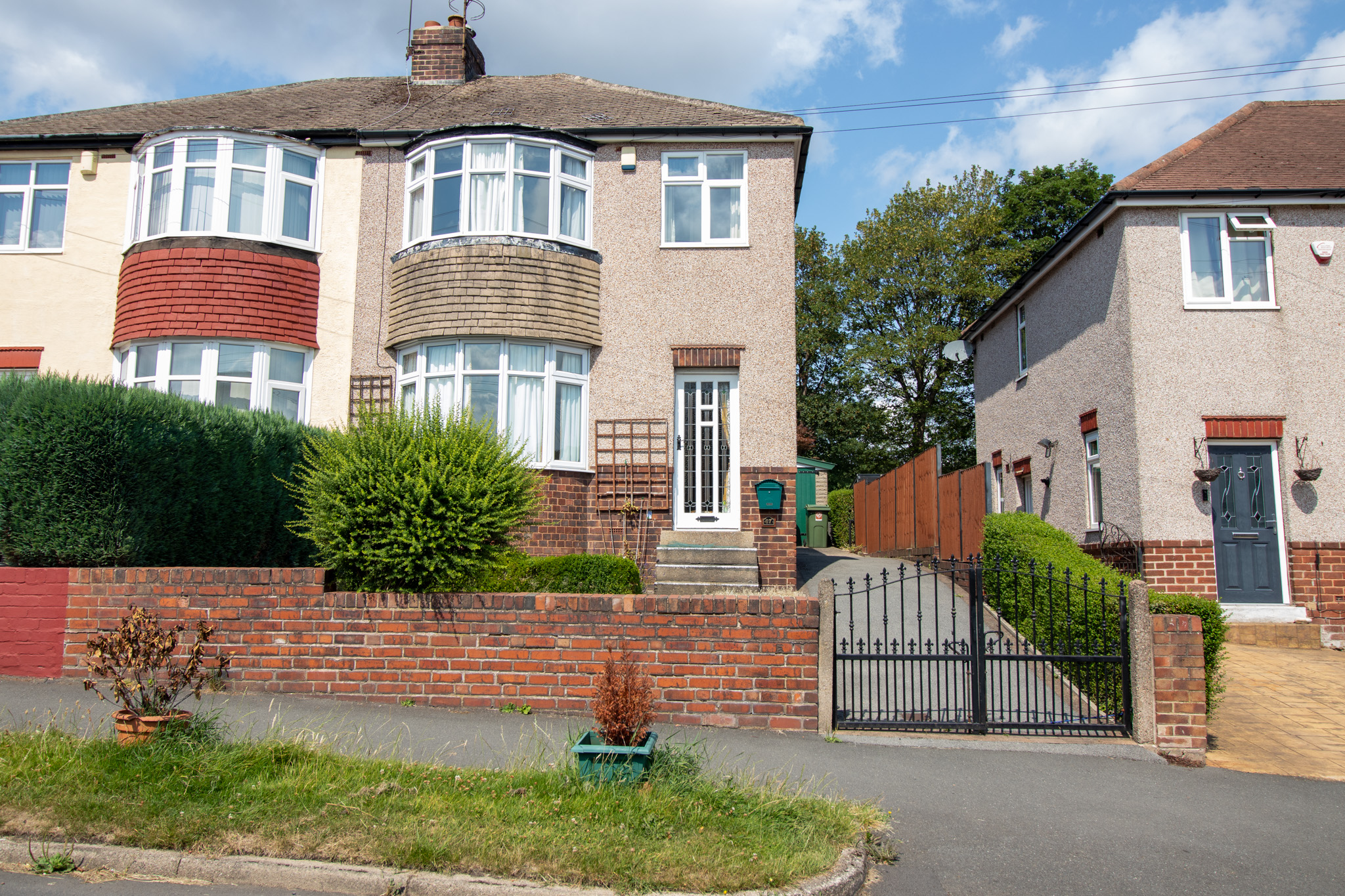 3 bedroom Semi-detached house Under Offer
