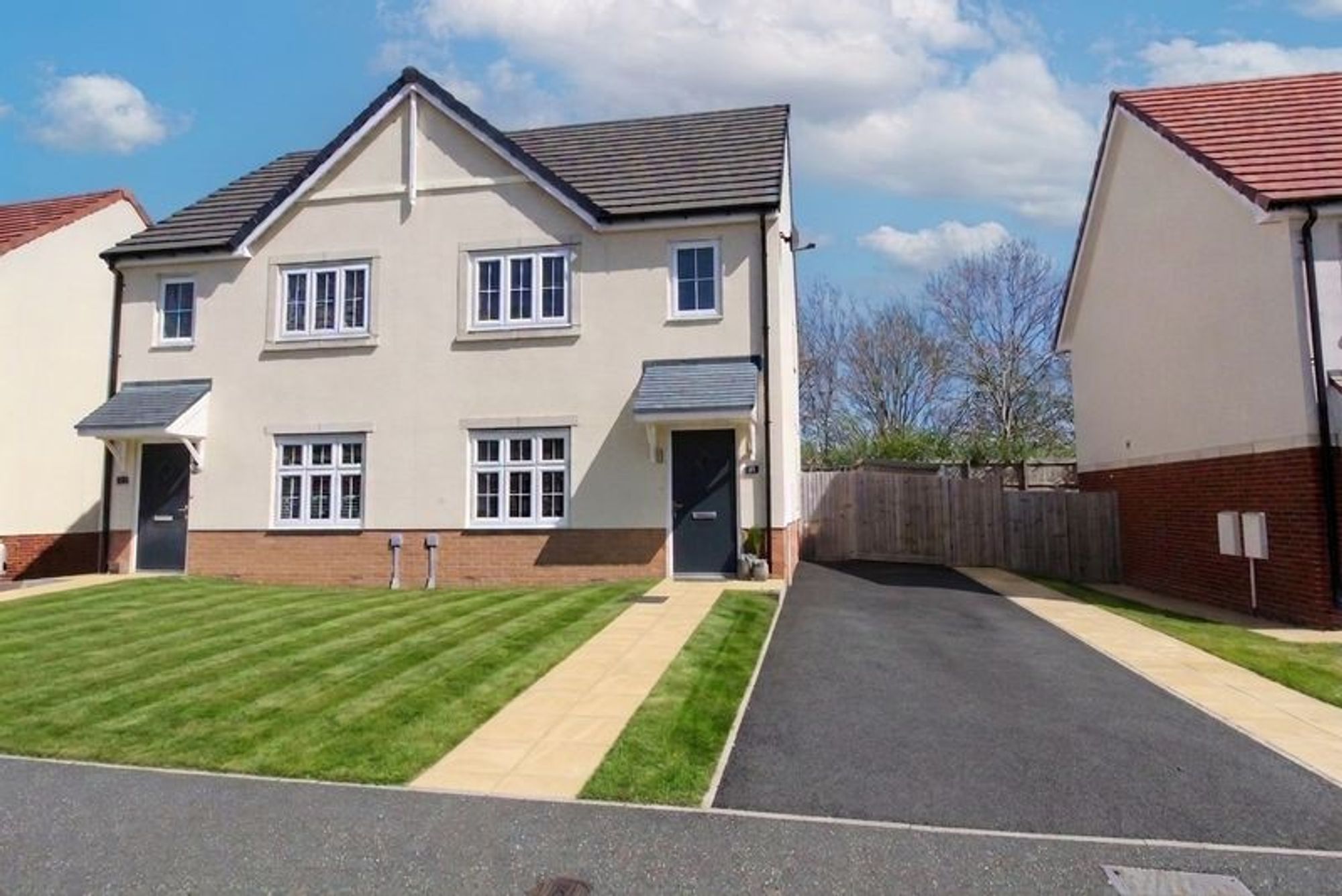 2 bedroom Semi-detached house Under Offer