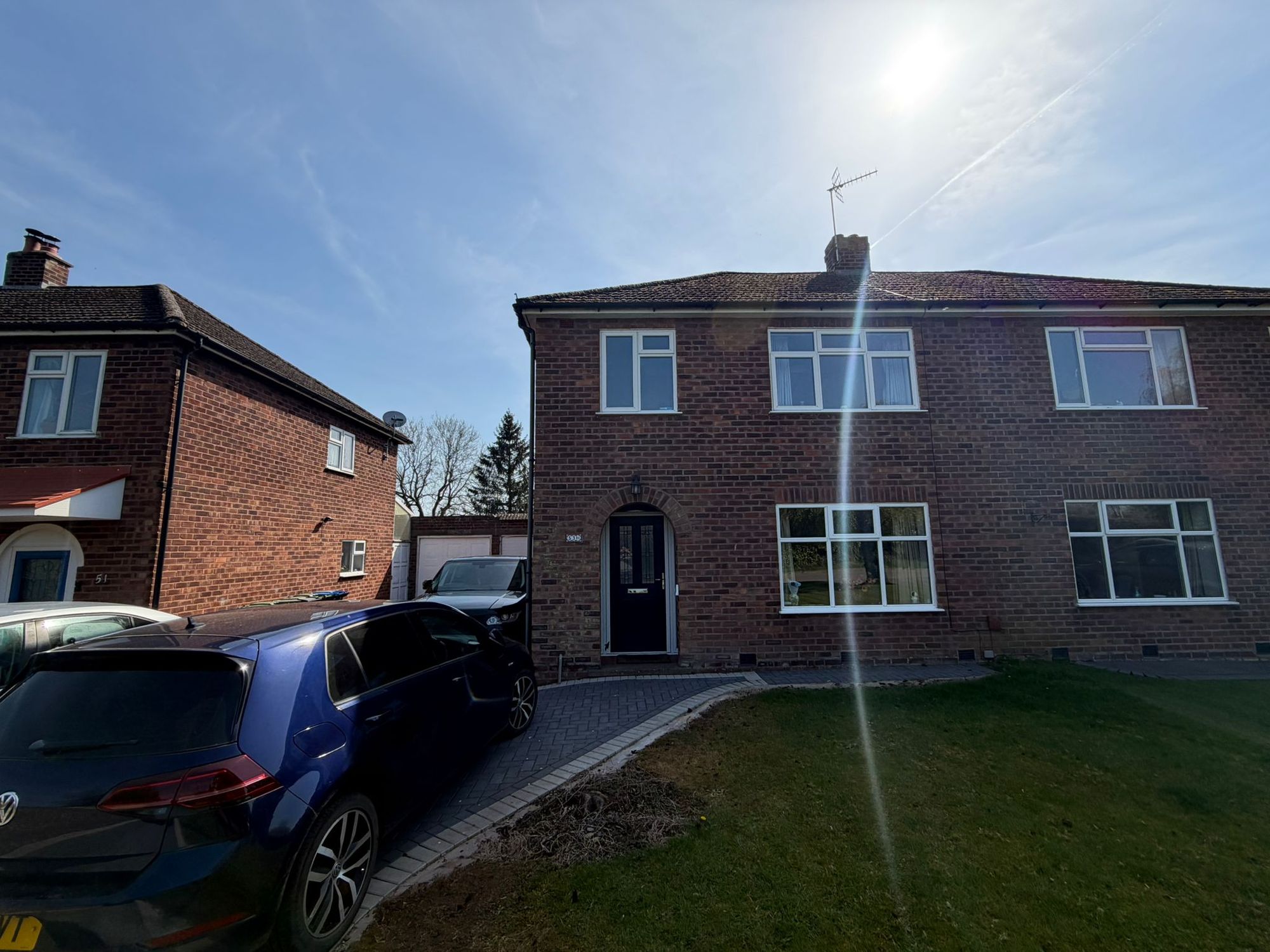 3 bedroom Semi-detached house Under Offer