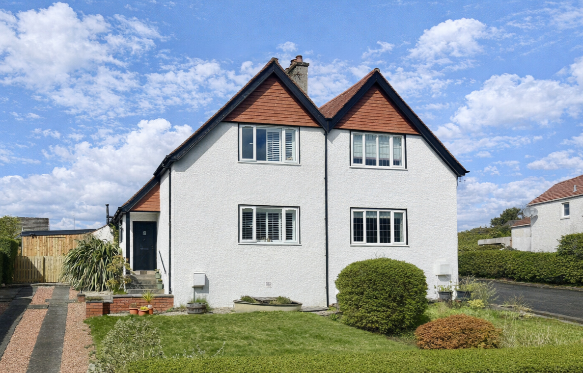 3 bedroom Semi-detached house Under Offer