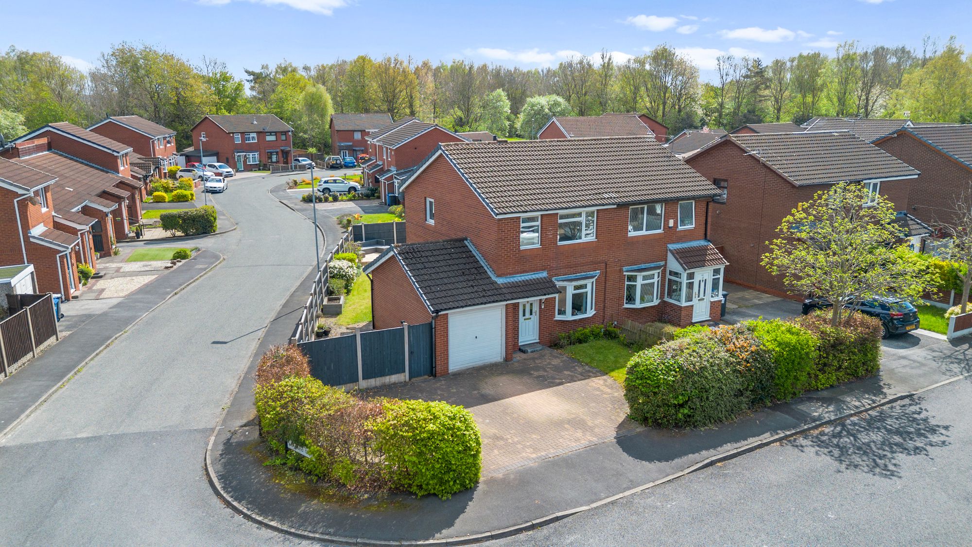 3 bedroom Semi-detached house Under Offer