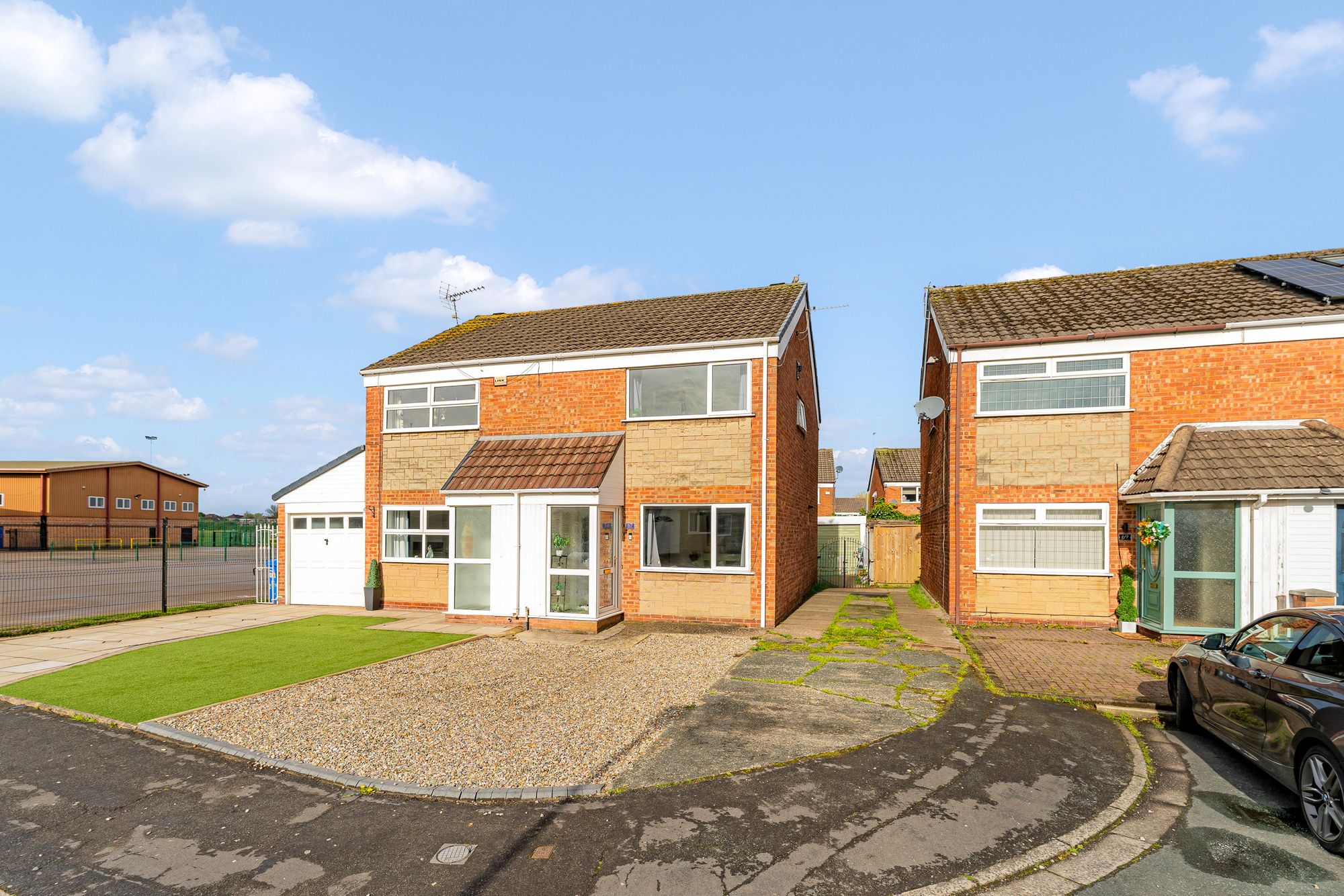 3 bedroom Semi-detached house Under Offer