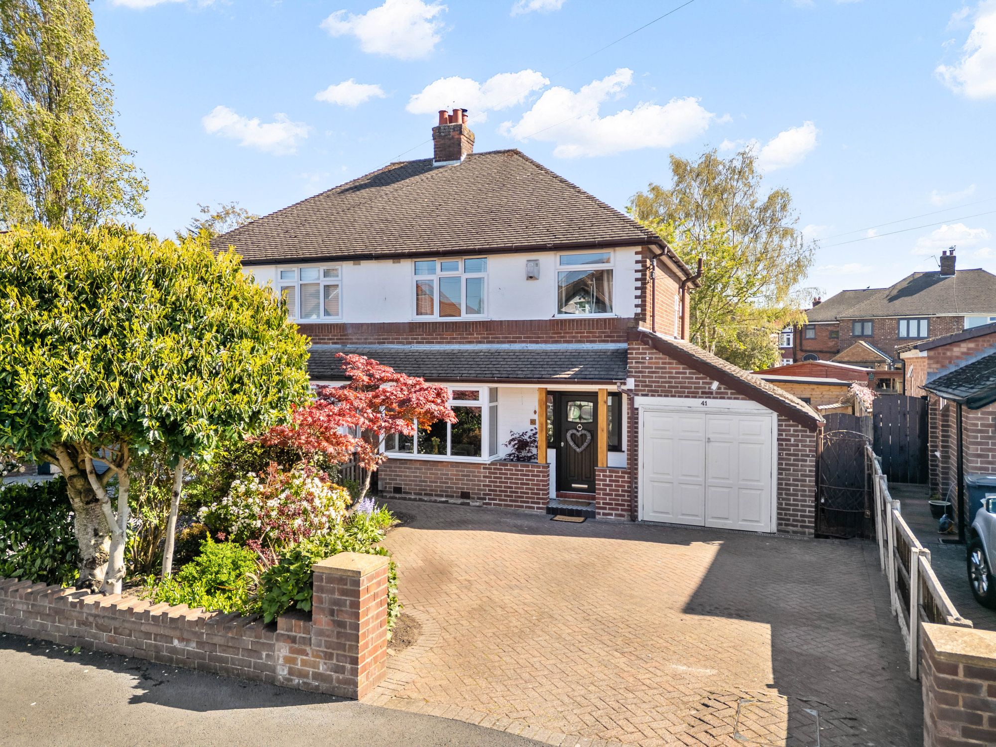 3 bedroom Semi-detached house Under Offer