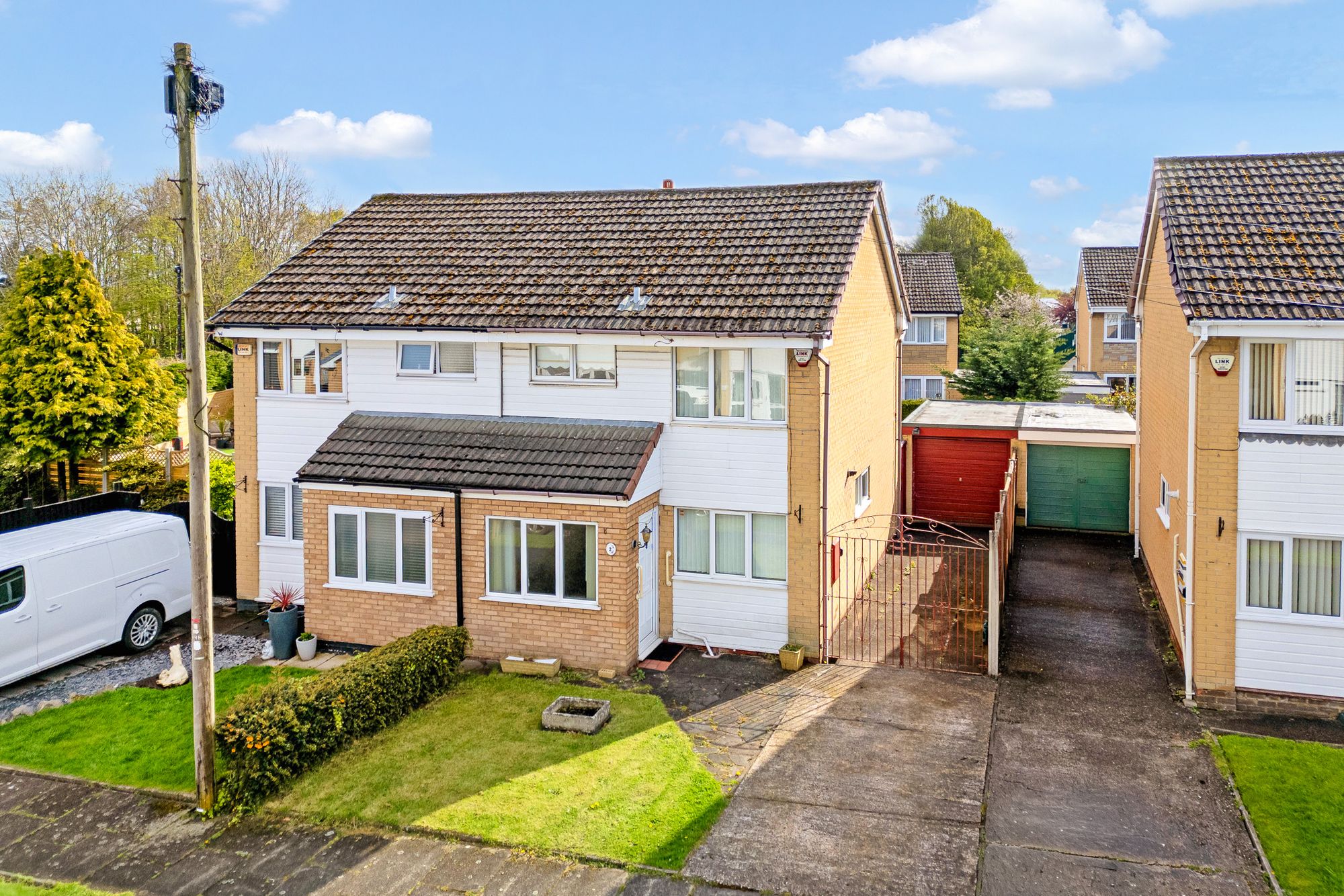 3 bedroom Semi-detached house Under Offer