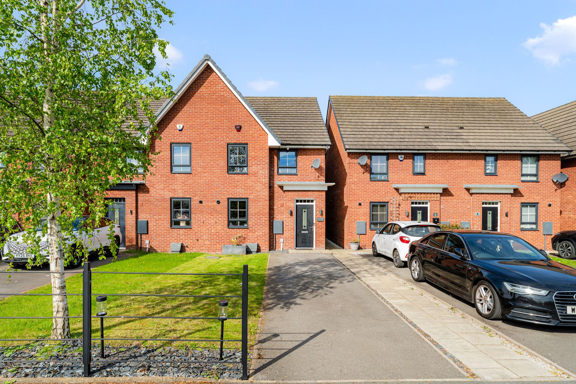 4 bedroom Semi-detached house Under Offer