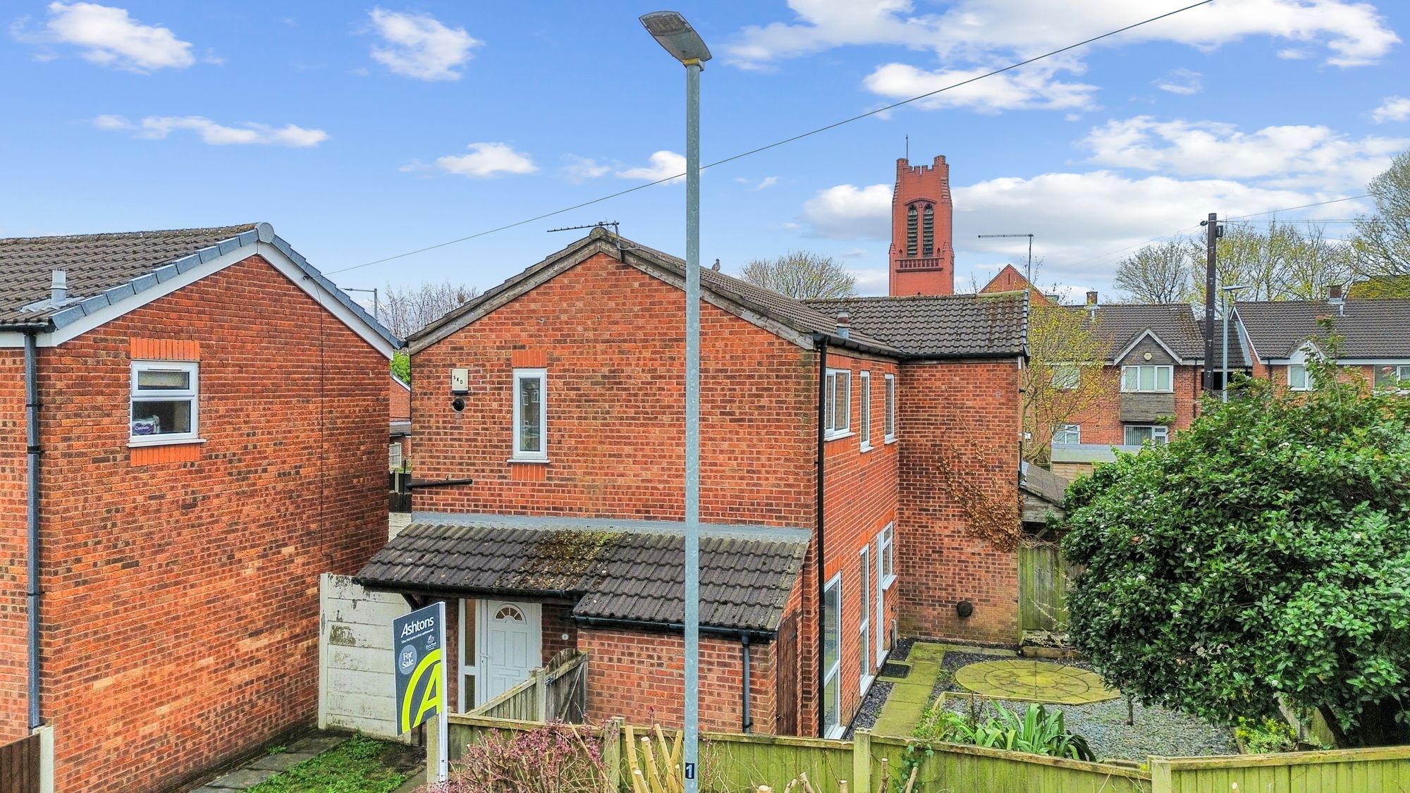 3 bedroom Semi-detached house Under Offer