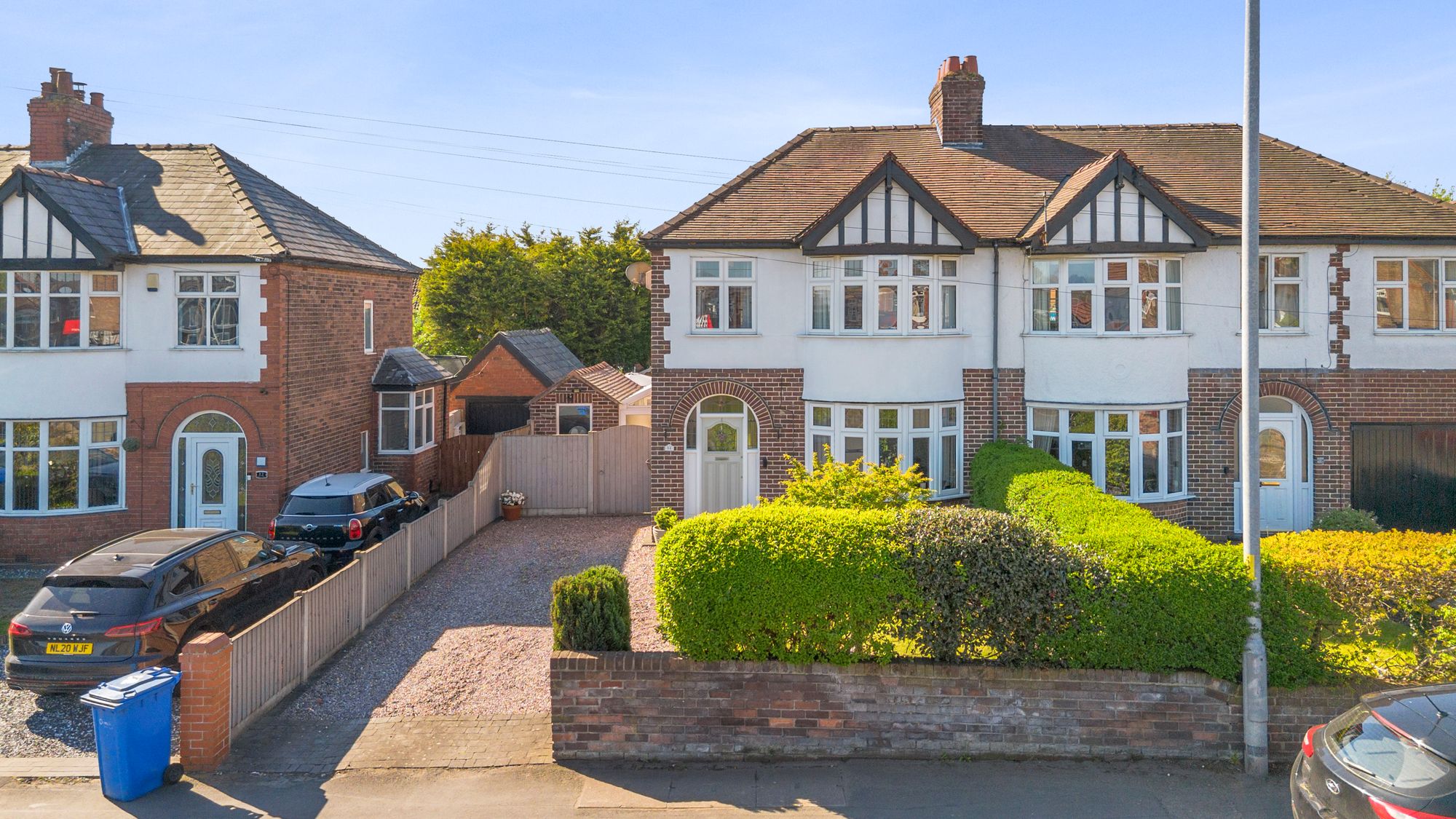 3 bedroom Semi-detached house Under Offer