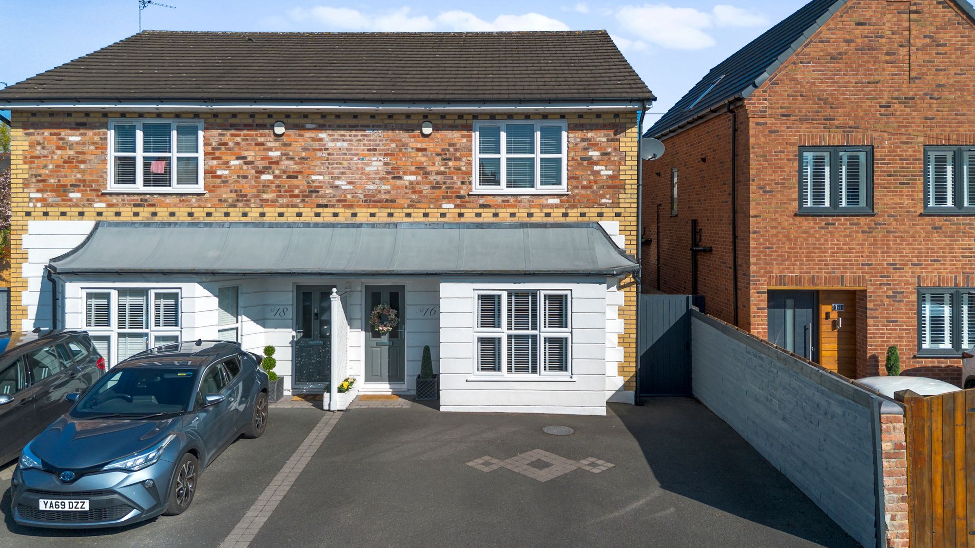 3 bedroom Semi-detached house Under Offer