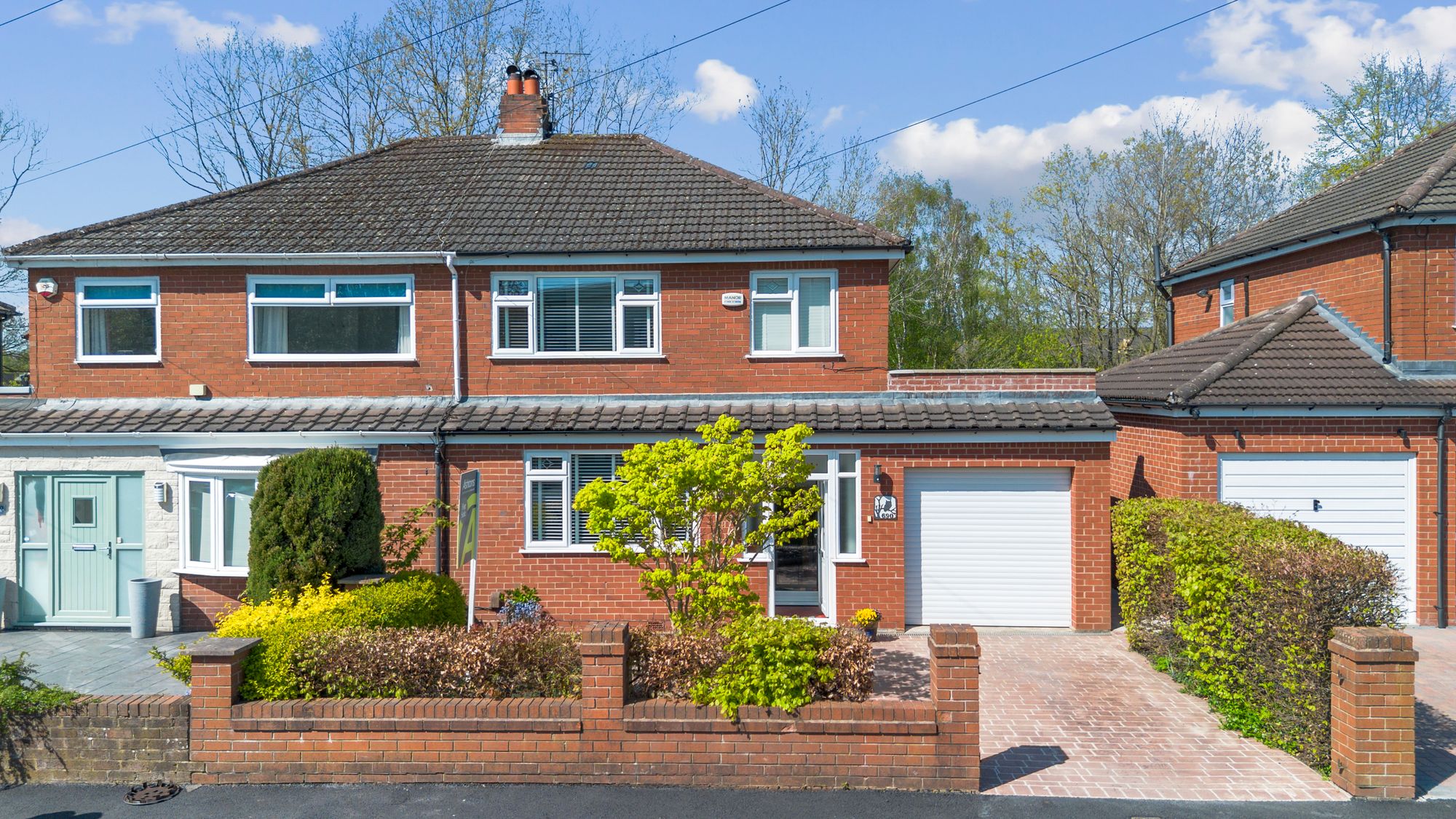 3 bedroom Semi-detached house Under Offer