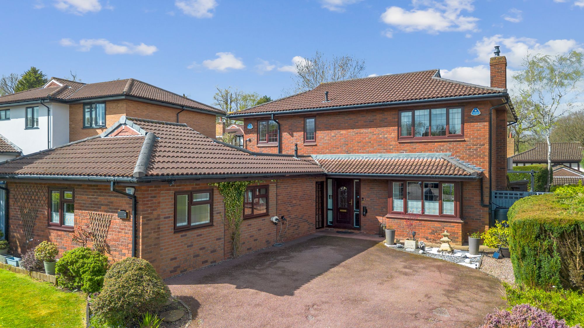 5 bedroom Detached house Under Offer