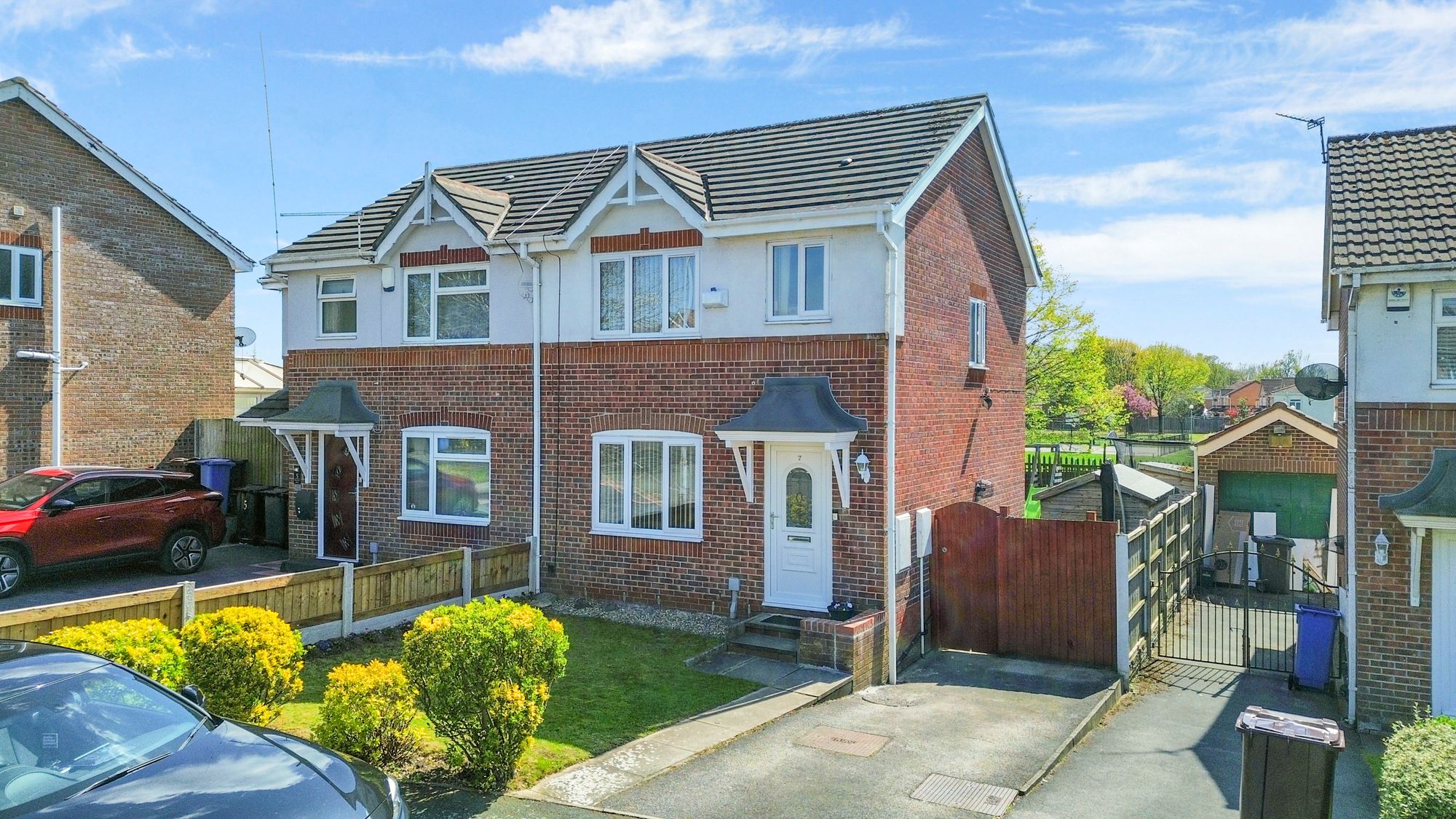 3 bedroom Semi-detached house Under Offer