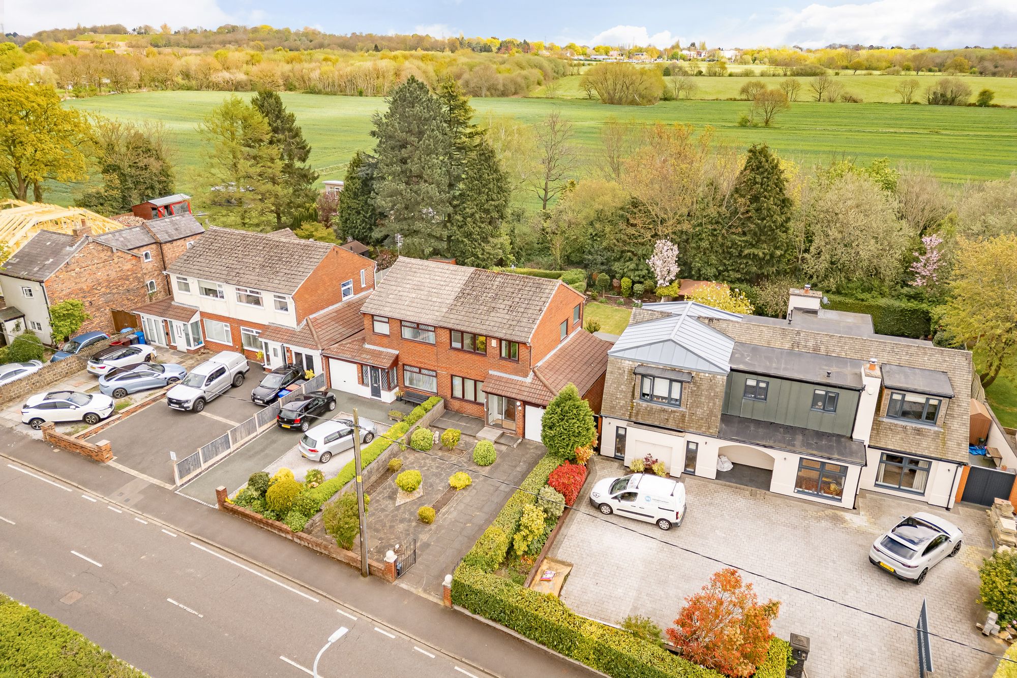 3 bedroom Semi-detached house Under Offer