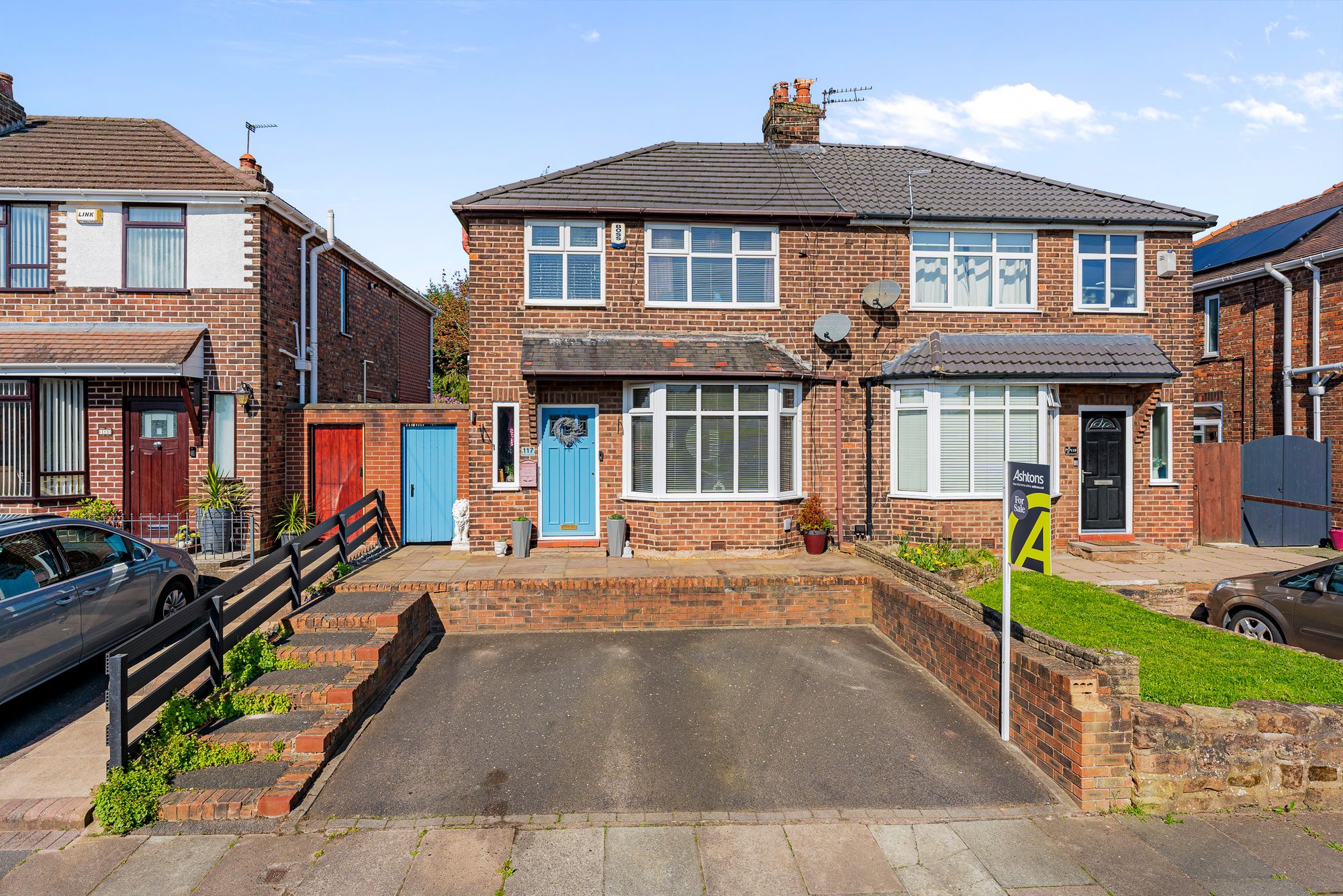 3 bedroom Semi-detached house Under Offer