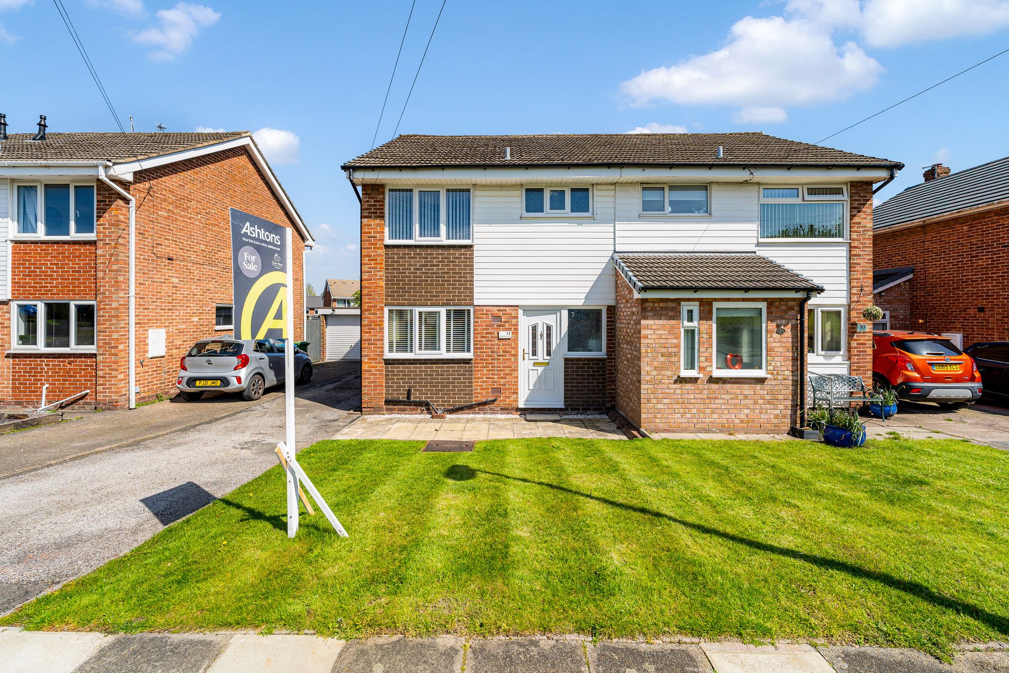 3 bedroom Semi-detached house Under Offer