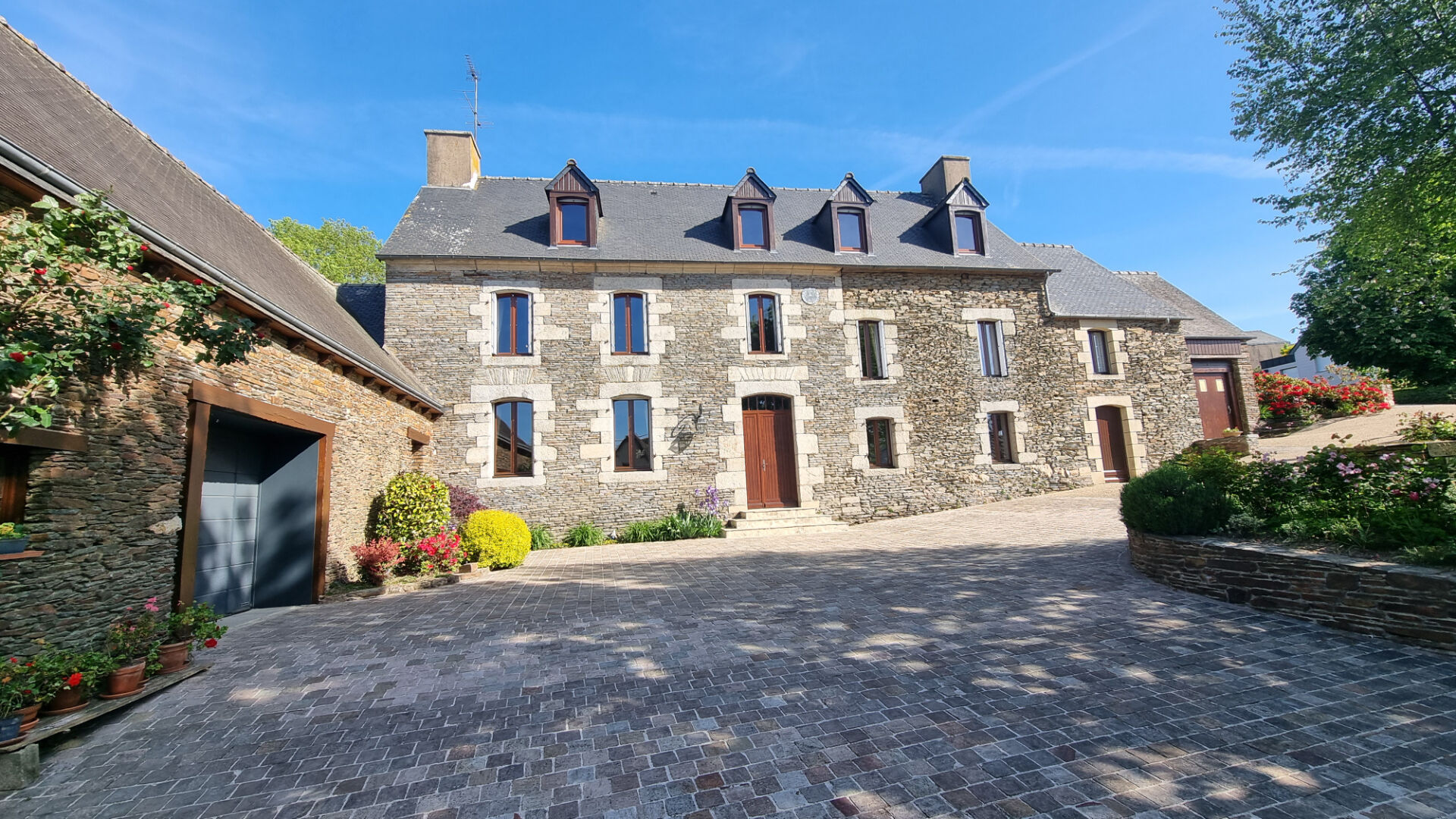 4 bedroom Manor House For Sale