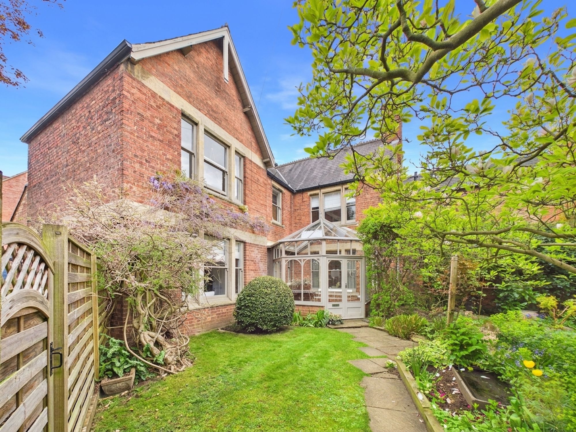 5 bedroom Semi-detached house For Sale